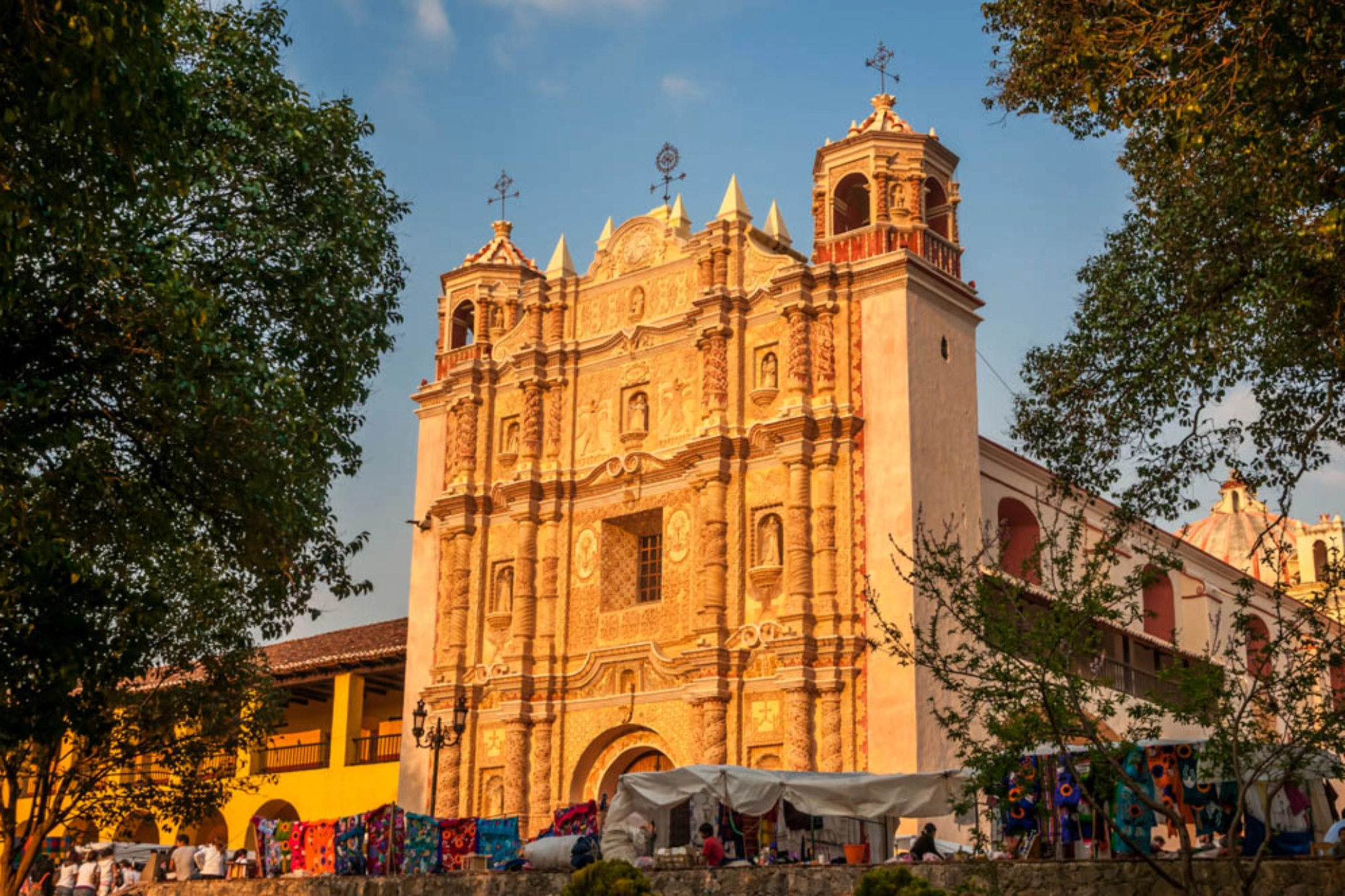 Iglesia de Santo Domingo – i latinamerikansk barokkstil – med marked foran