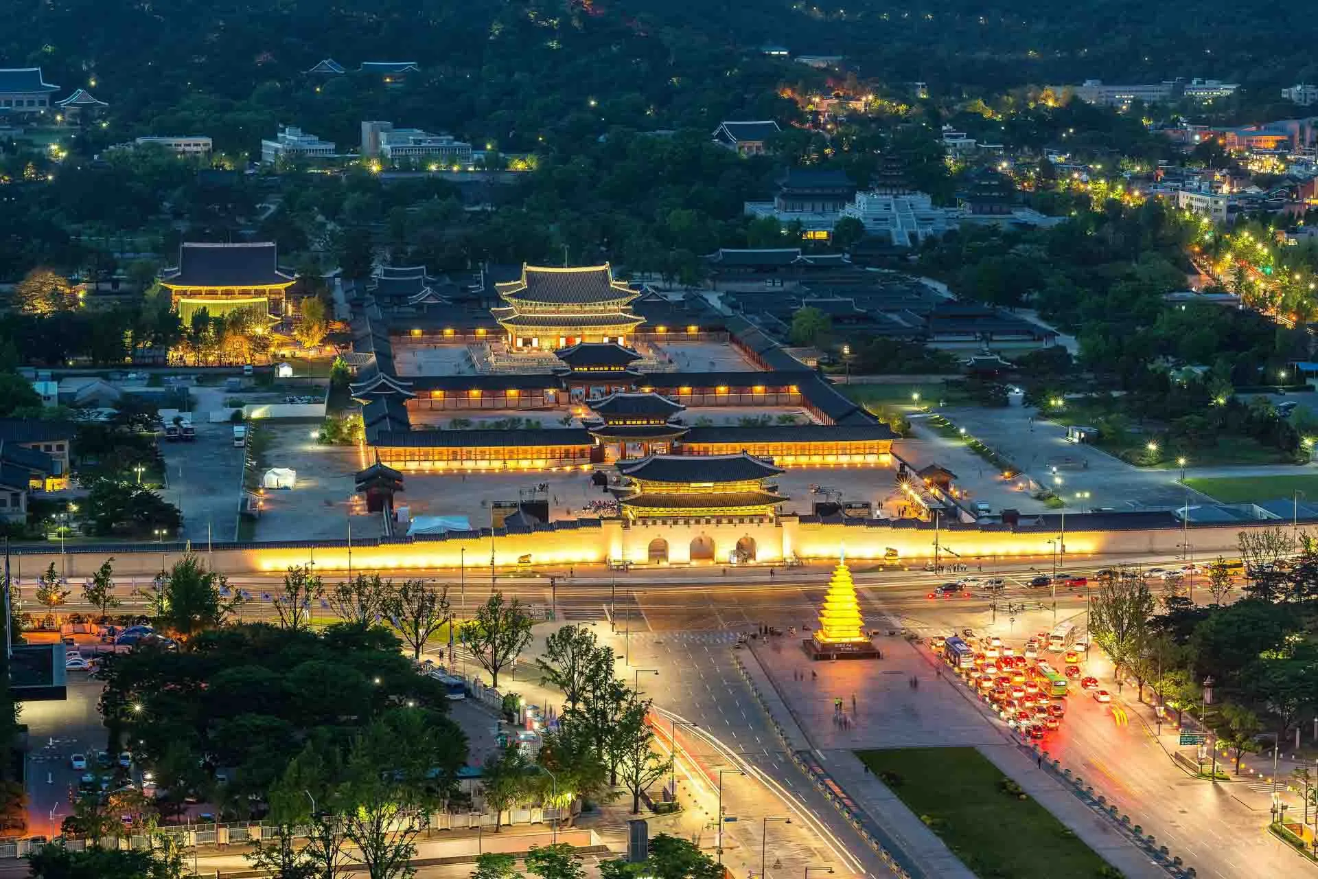 Gyeongbokgung-palasset i Seoul – vakkert opplyst om kvelden Gyeongbokgung-palasset i Seoul – vakkert opplyst om kvelden