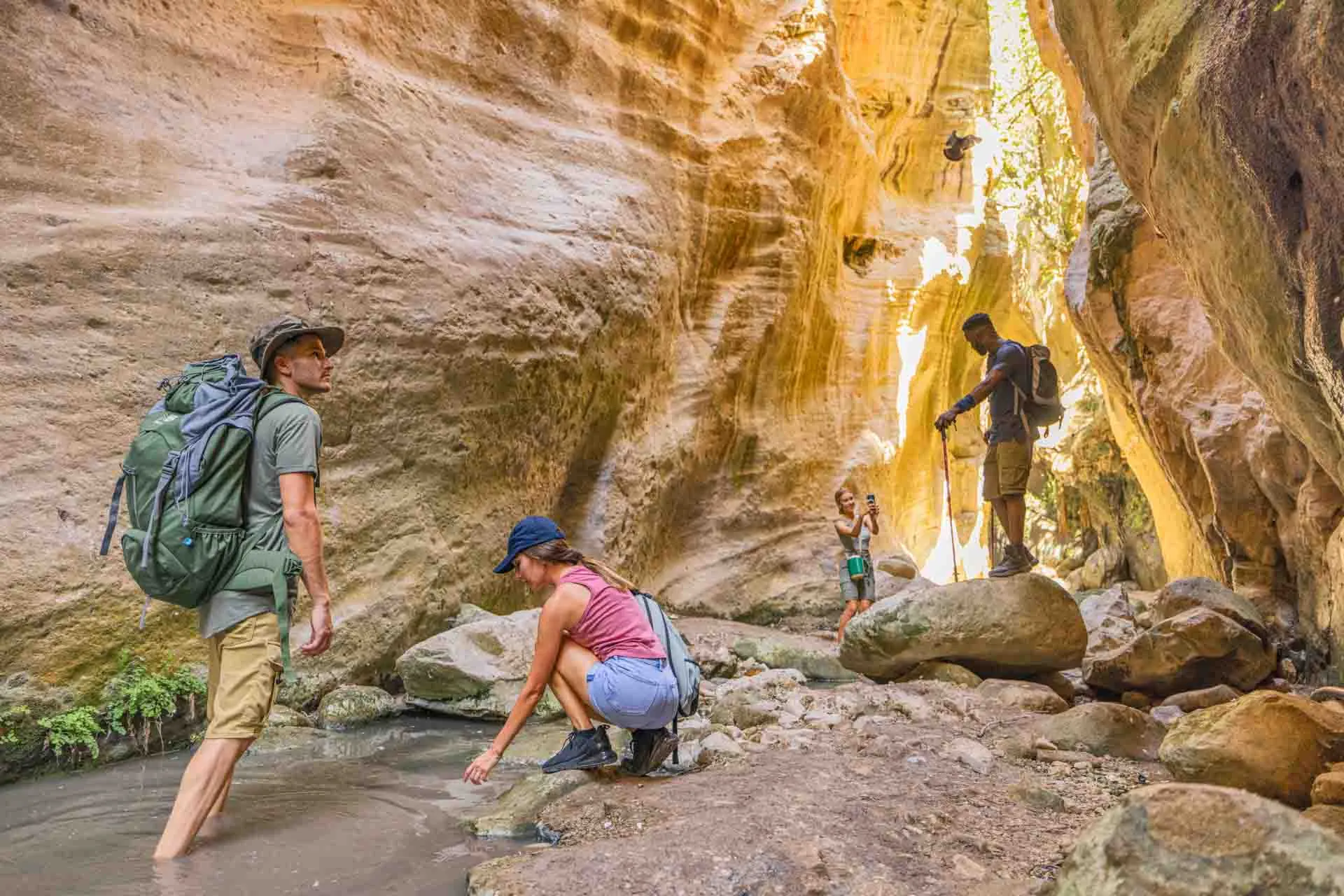 Avakas-kløften er omtrent 3 km lang og opptil 30 meter dyp