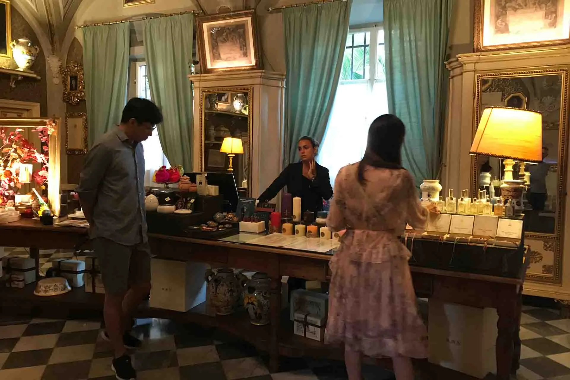 Historisk apotek med kunder og gammeldags innredning