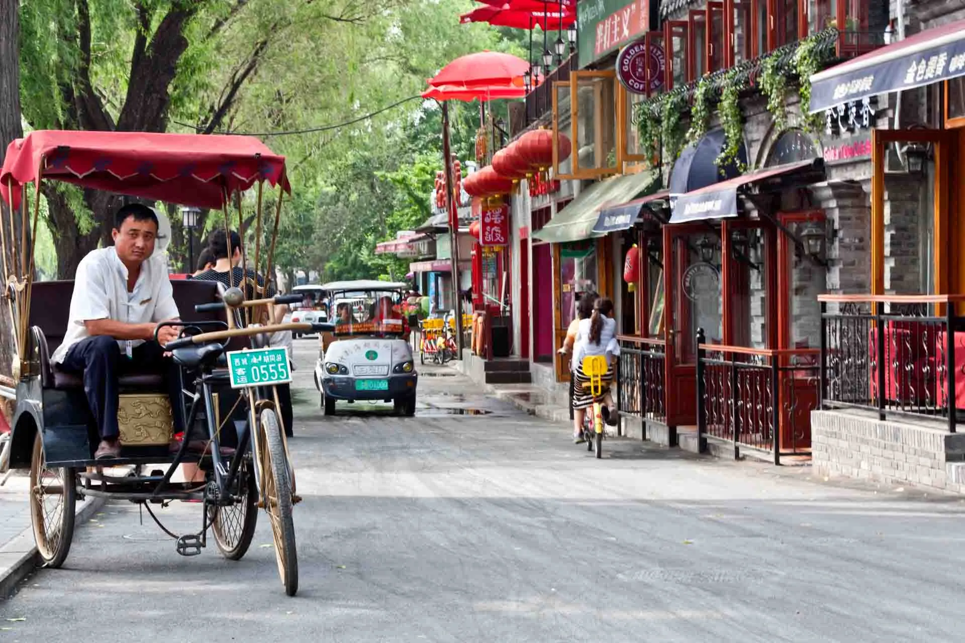 Livlig gate i Beijings Hou Hai-område Livlig gate i Beijings Hou Hai-område