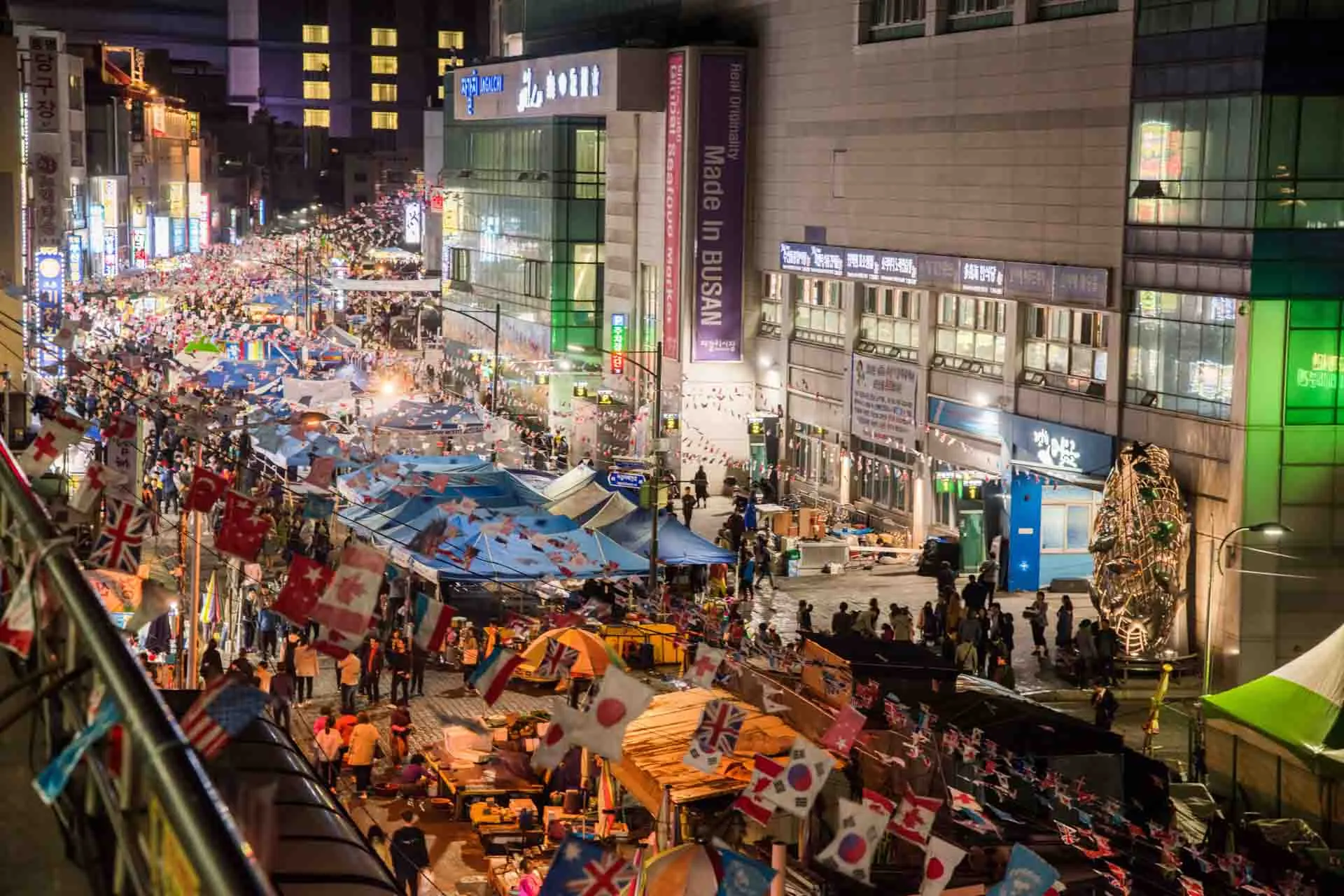 Jagalchi fiskemarked i Busan – Sør-Koreas største, hvor gatene summer av liv, mat og havets friske råvarer Jagalchi fiskemarked i Busan – Sør-Koreas største, hvor gatene summer av liv, mat og havets friske råvarer