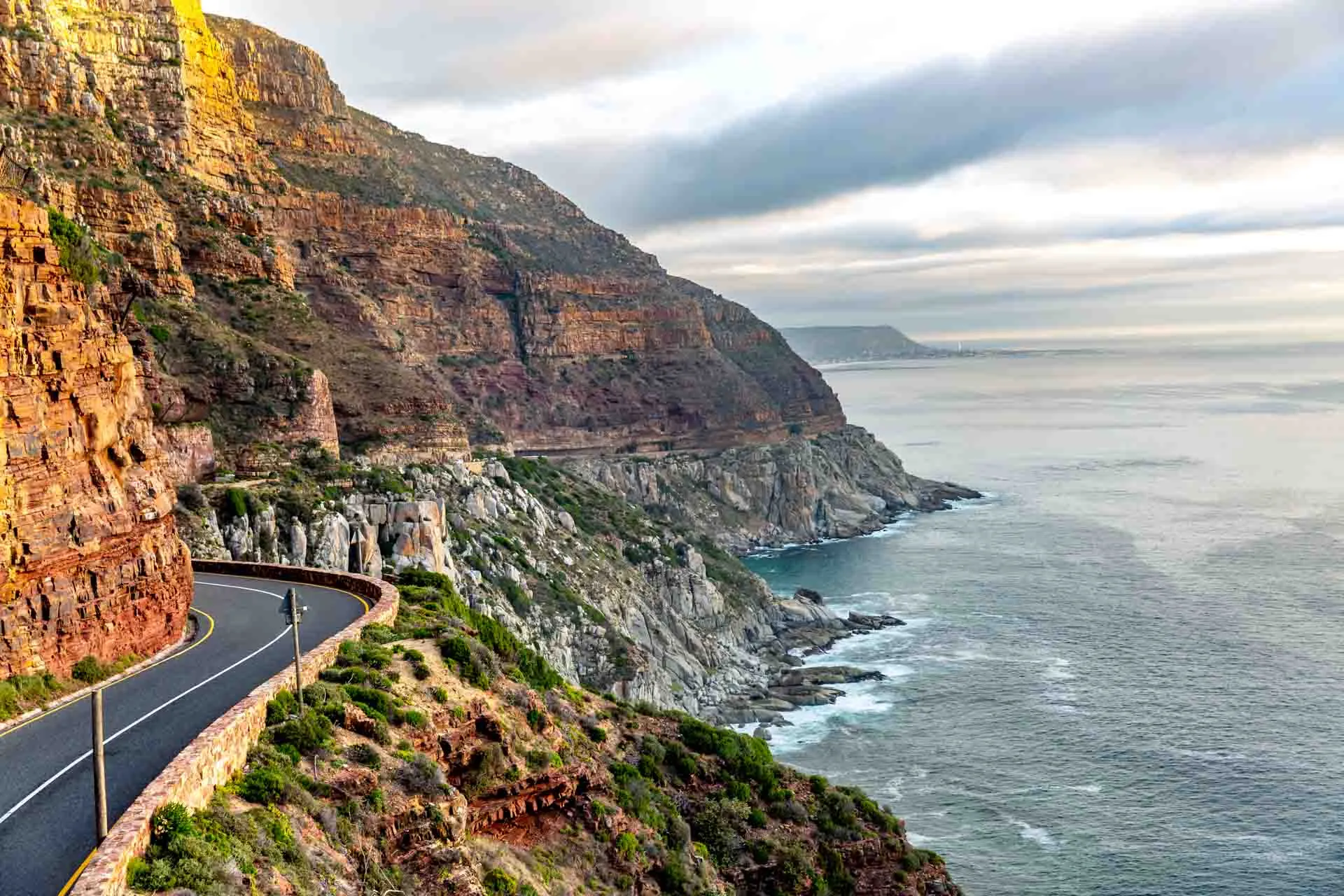 Veien til Chapmans Peak nær Cape Town er hugget direkte inn i de bratte klippene Veien til Chapmans Peak nær Cape Town er hugget direkte inn i de bratte klippene