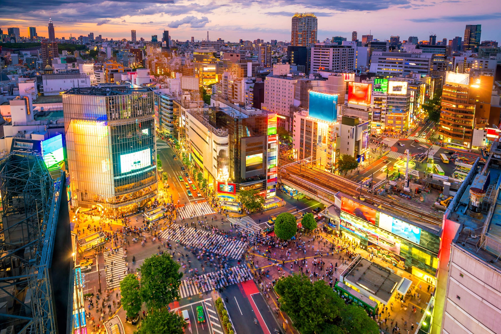 Shibuya-krysset i Tokyo er fylt med neonlys og storskjermer