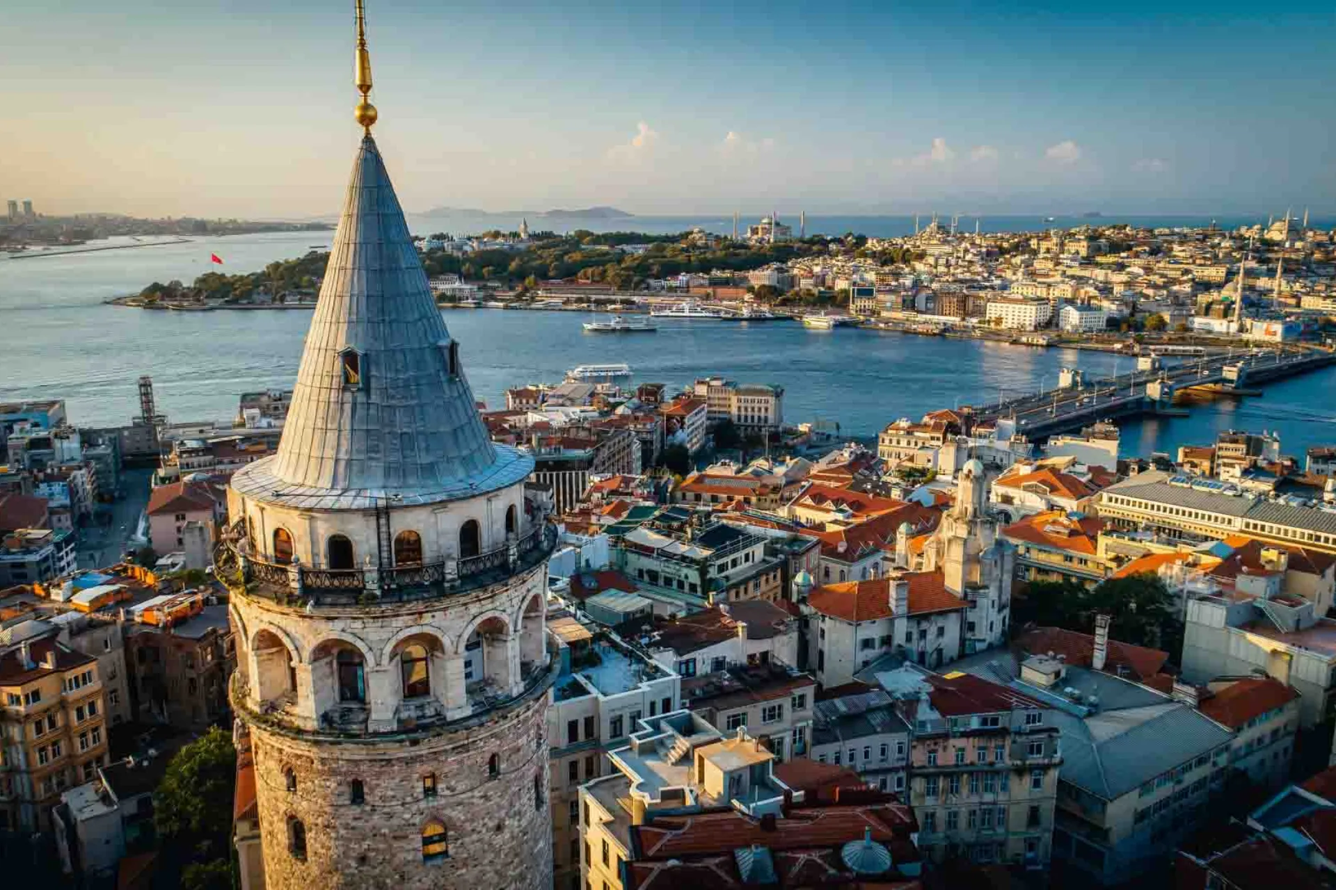 Galatatårnet med utsikt over Galatabroen og Det gylne horn