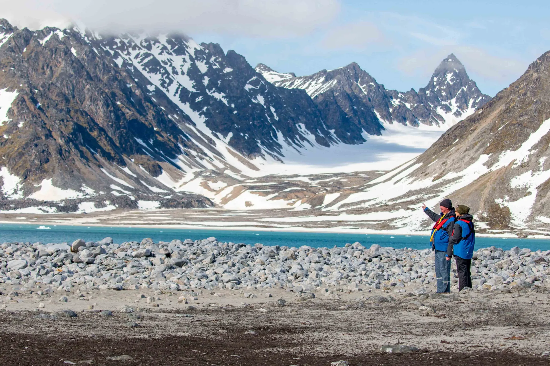 Svalbard består av en gruppe øyer hvor Spitsbergen er den største Svalbard består av en gruppe øyer hvor Spitsbergen er den største