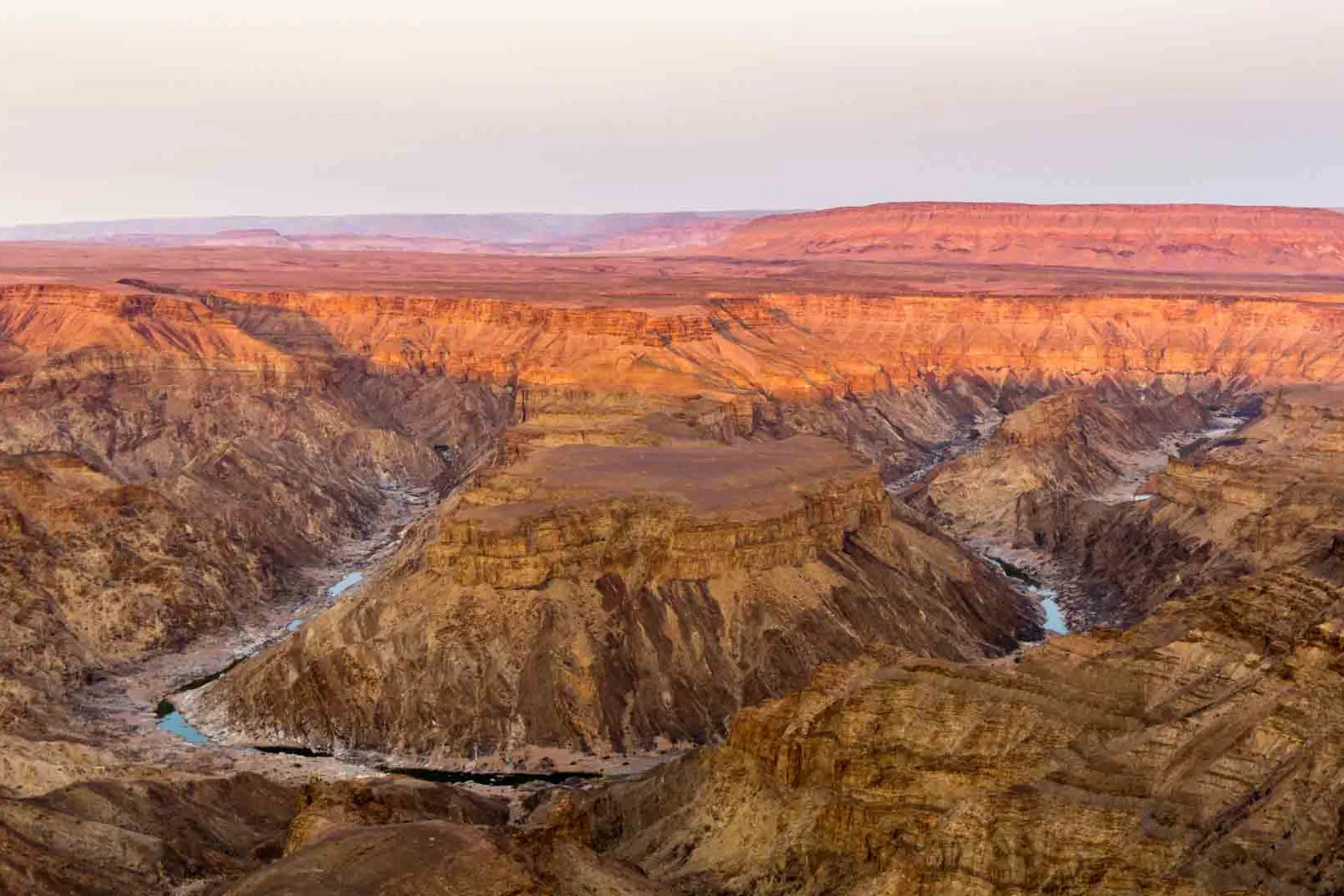 Fish River Canyon i Namibia – Afrikas største kløft – 160 km lang, 27 km bred og 550 m dyp Fish River Canyon i Namibia – Afrikas største kløft – 160 km lang, 27 km bred og 550 m dyp