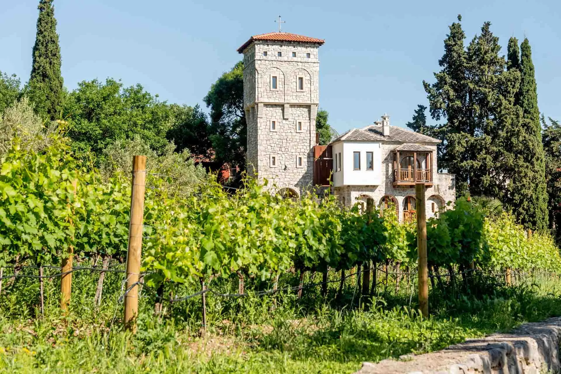 Tvrdoš-klosteret – hvor historie og vin går hånd i hånd Tvrdoš-klosteret – hvor historie og vin går hånd i hånd