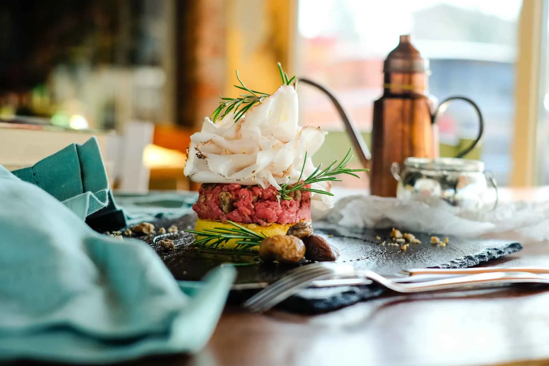 Burger med lardo og friske urter