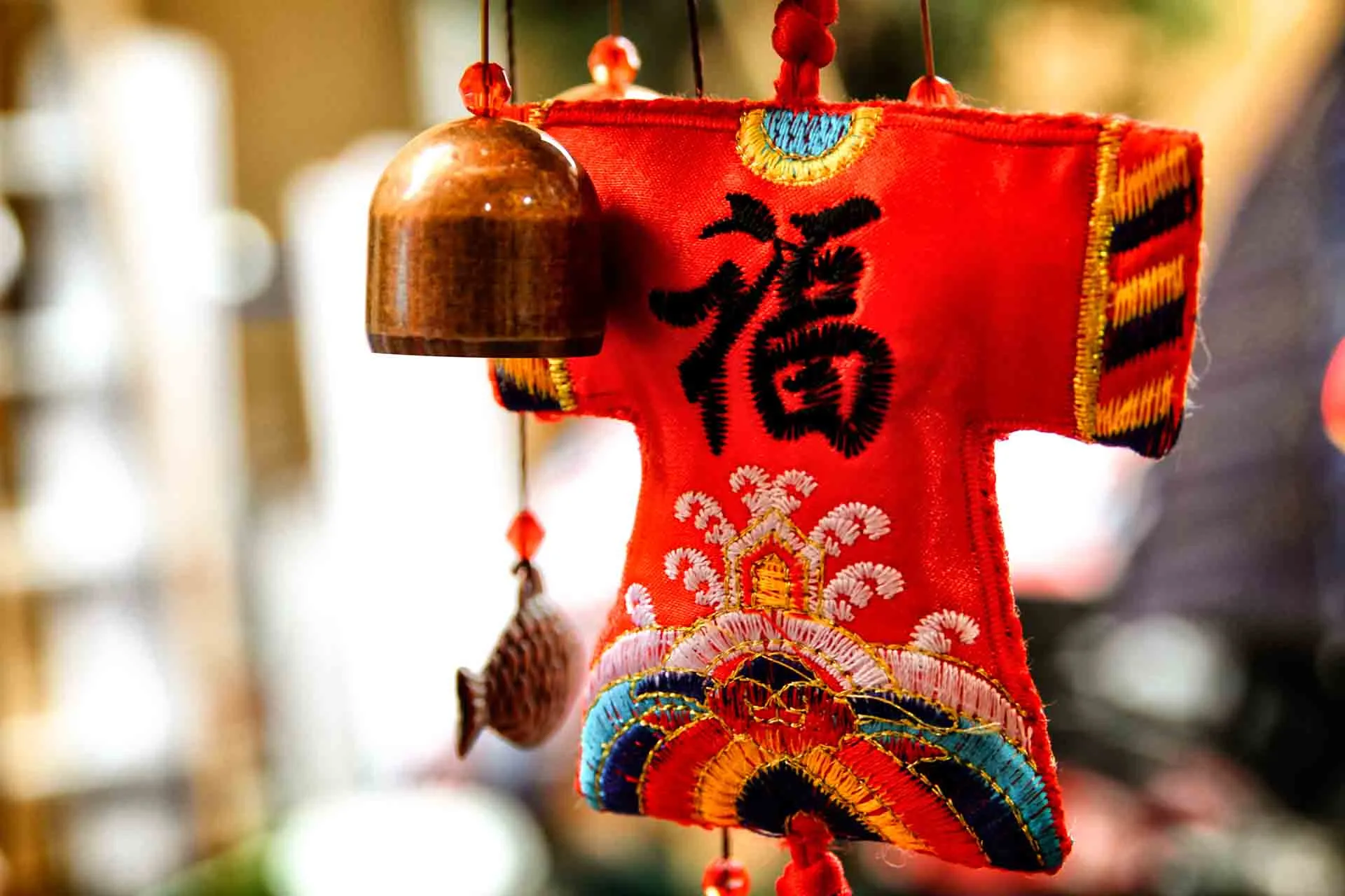 Kinesisk lykkebringende amulett med tegnet 福 (fú), som betyr lykke og velsignelse Kinesisk lykkebringende amulett med tegnet 福 (fú), som betyr lykke og velsignelse