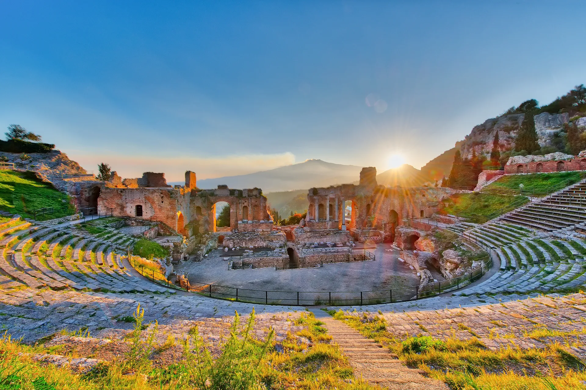 Det antikke greske amfiteateret i Taormina brukes fortsatt til konserter og forestillinger Det antikke greske amfiteateret i Taormina brukes fortsatt til konserter og forestillinger