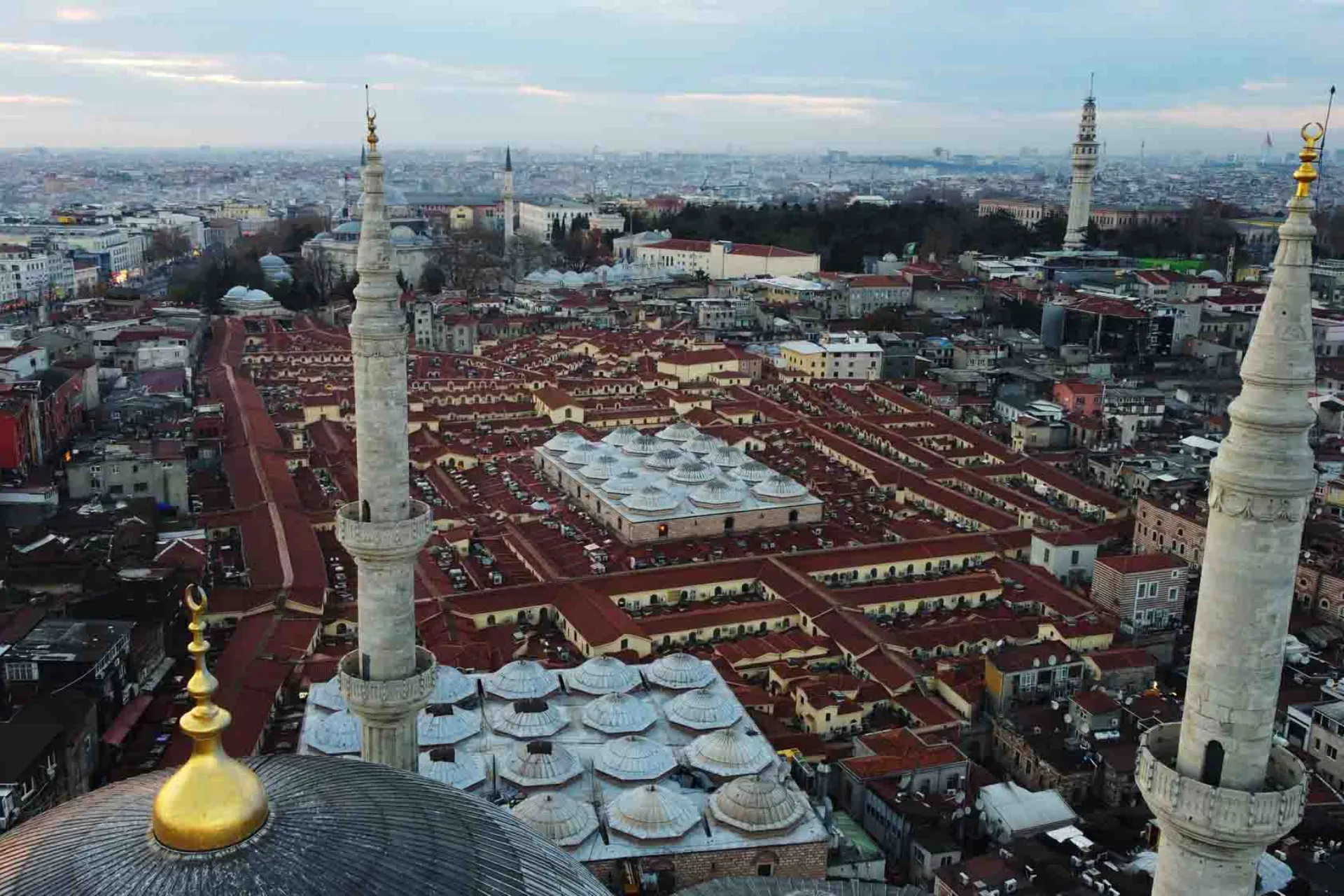 Ovenfra ligner Grand Bazaar en labyrint av tak og kupler