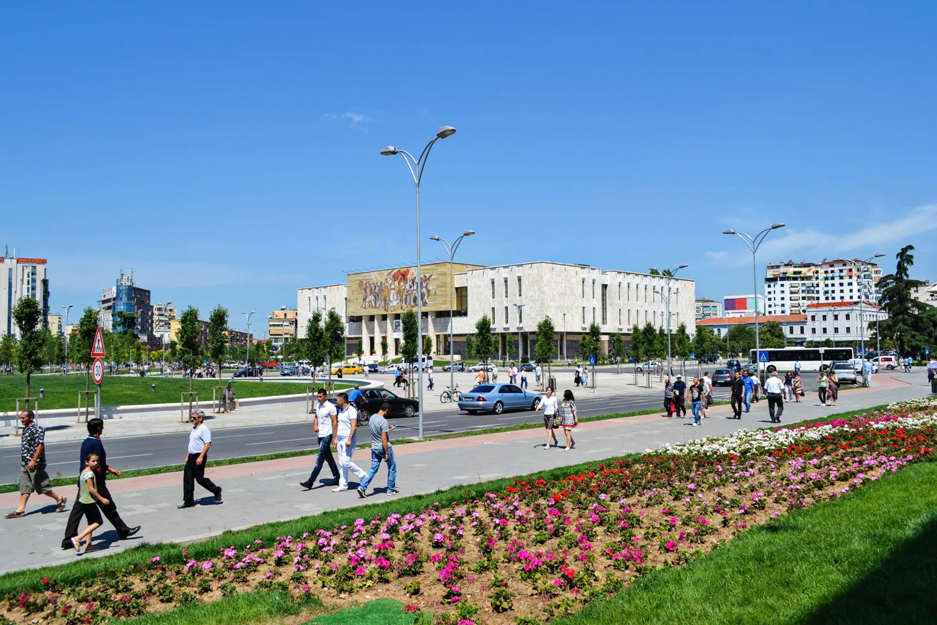 Tiranas sentrale Skanderbeg-plass med det nasjonale historiske museet i bakgrunnen