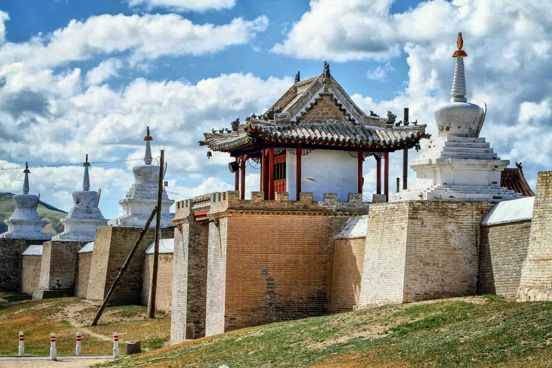 Erdene Zuu-klosteret i Kharkhorin, Mongolia – landets eldste buddhistiske kloster Erdene Zuu-klosteret i Kharkhorin, Mongolia – landets eldste buddhistiske kloster