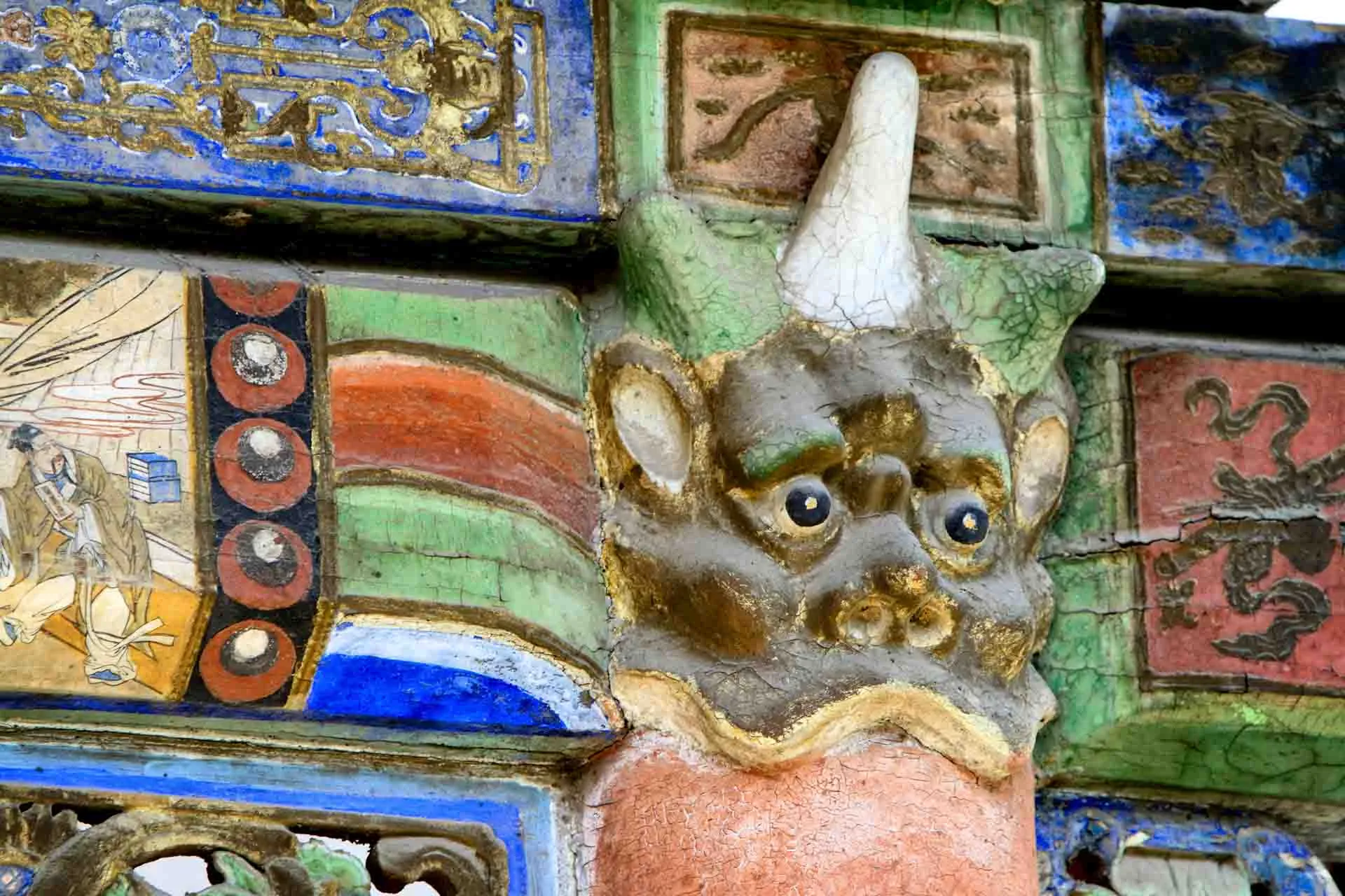 Detalj fra Choijin Lama-klosteret i Ulan Bator – buddhistisk utsmykning med beskyttelsesfigur Detalj fra Choijin Lama-klosteret i Ulan Bator – buddhistisk utsmykning med beskyttelsesfigur