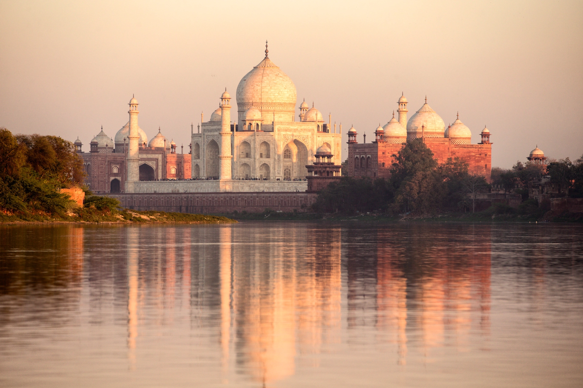 Utsikt til Taj Mahal over Yamuna-elven