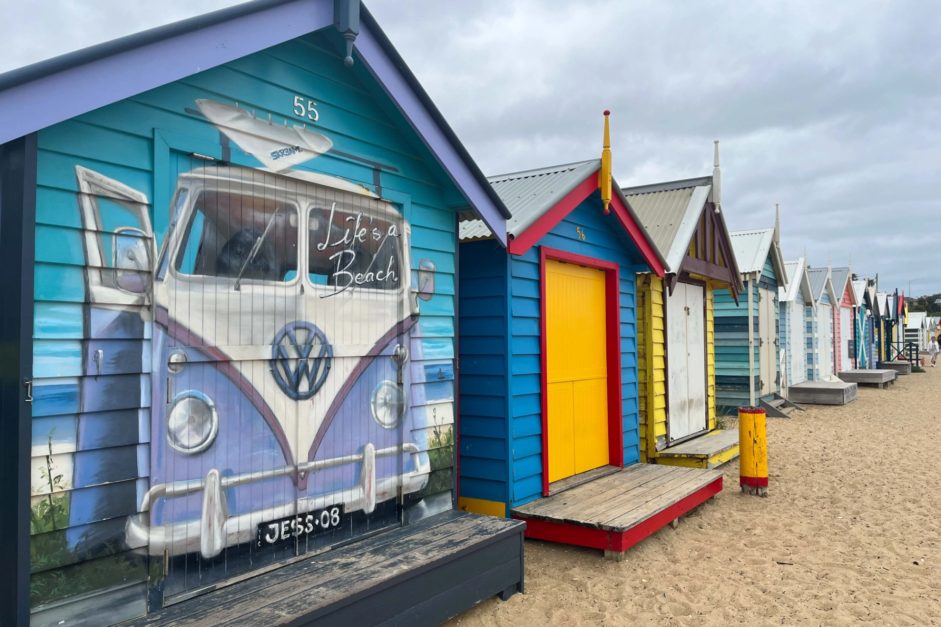 Fargerike strandhytter langs Brighton Beach