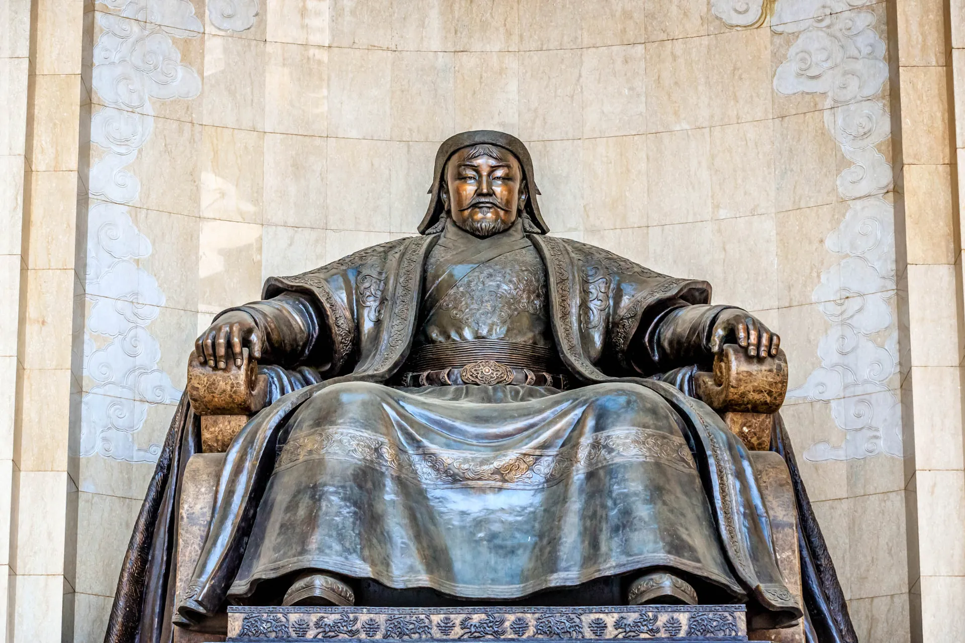 Monumental statue av Djengis Khan foran parlamentet i Ulan Bator Monumental statue av Djengis Khan foran parlamentet i Ulan Bator