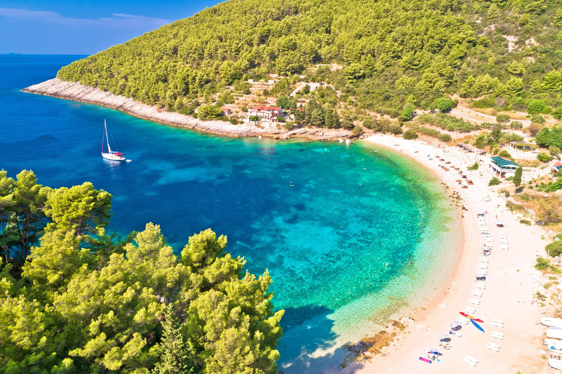 Korčulas strand med turkisblått hav Korčulas strand med turkisblått hav
