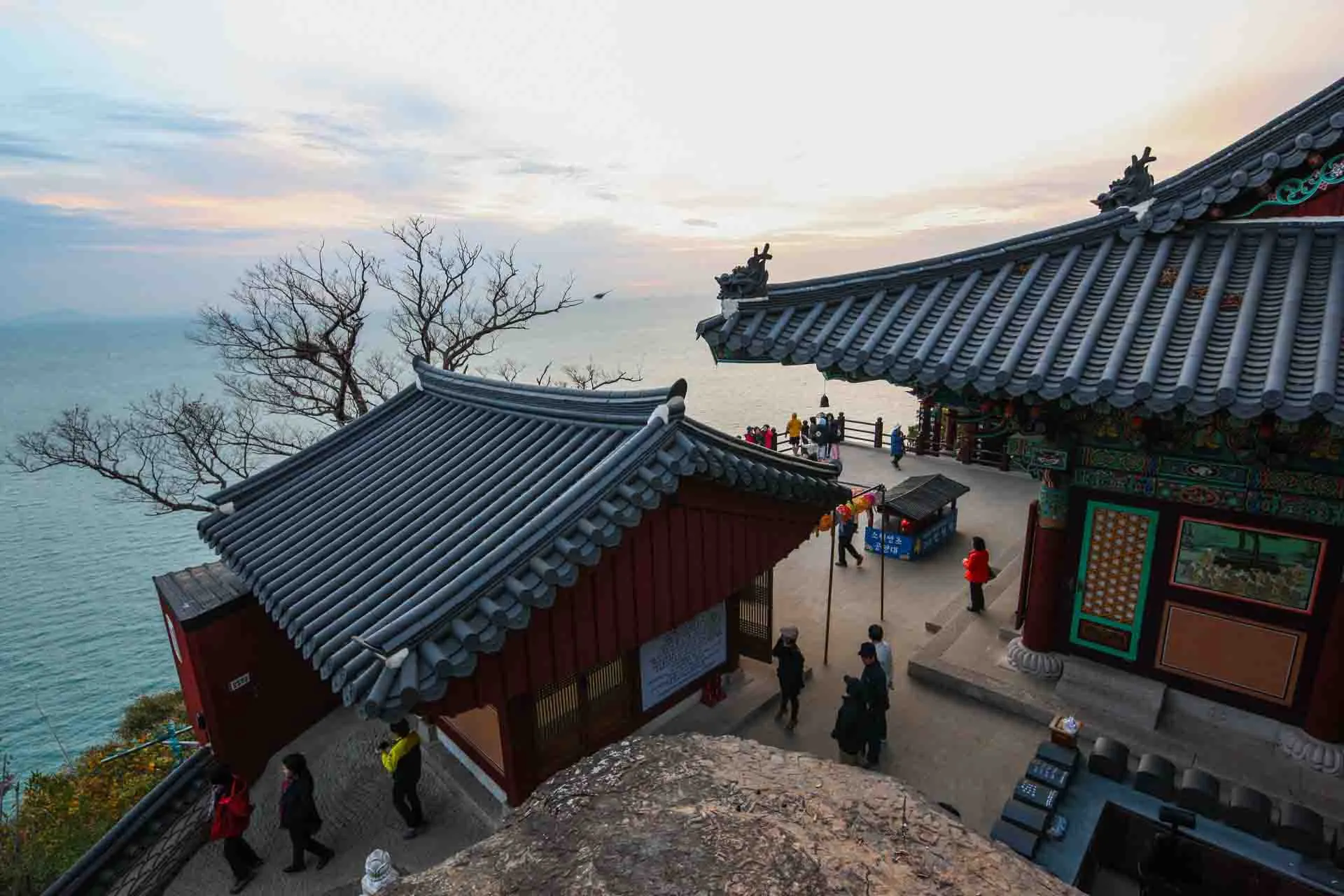 Utsikten nytes ved Hyangiram-tempelet Utsikten nytes ved Hyangiram-tempelet