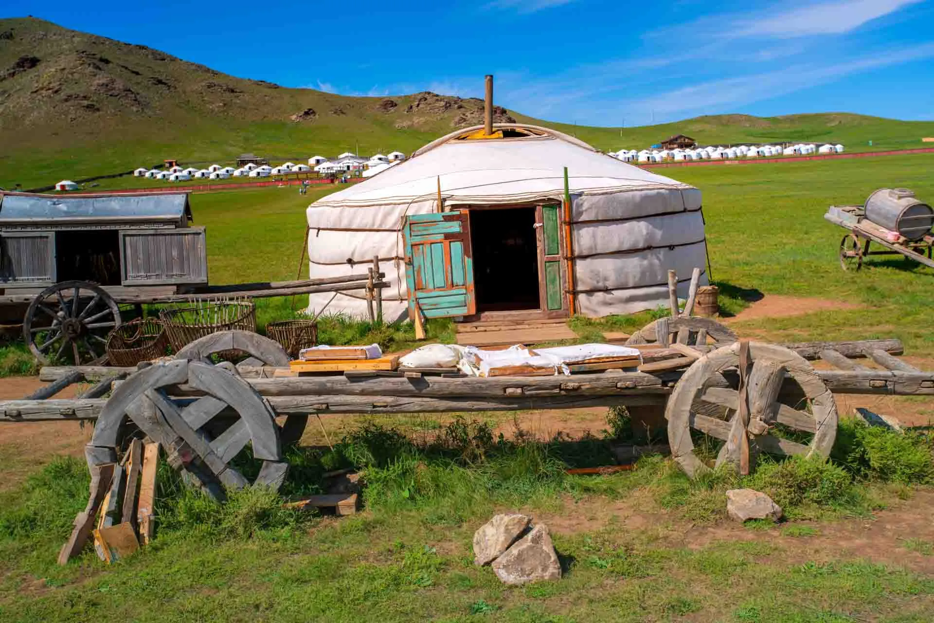 En tradisjonell mongolsk ger med nomadeleir i bakgrunnen En tradisjonell mongolsk ger med nomadeleir i bakgrunnen