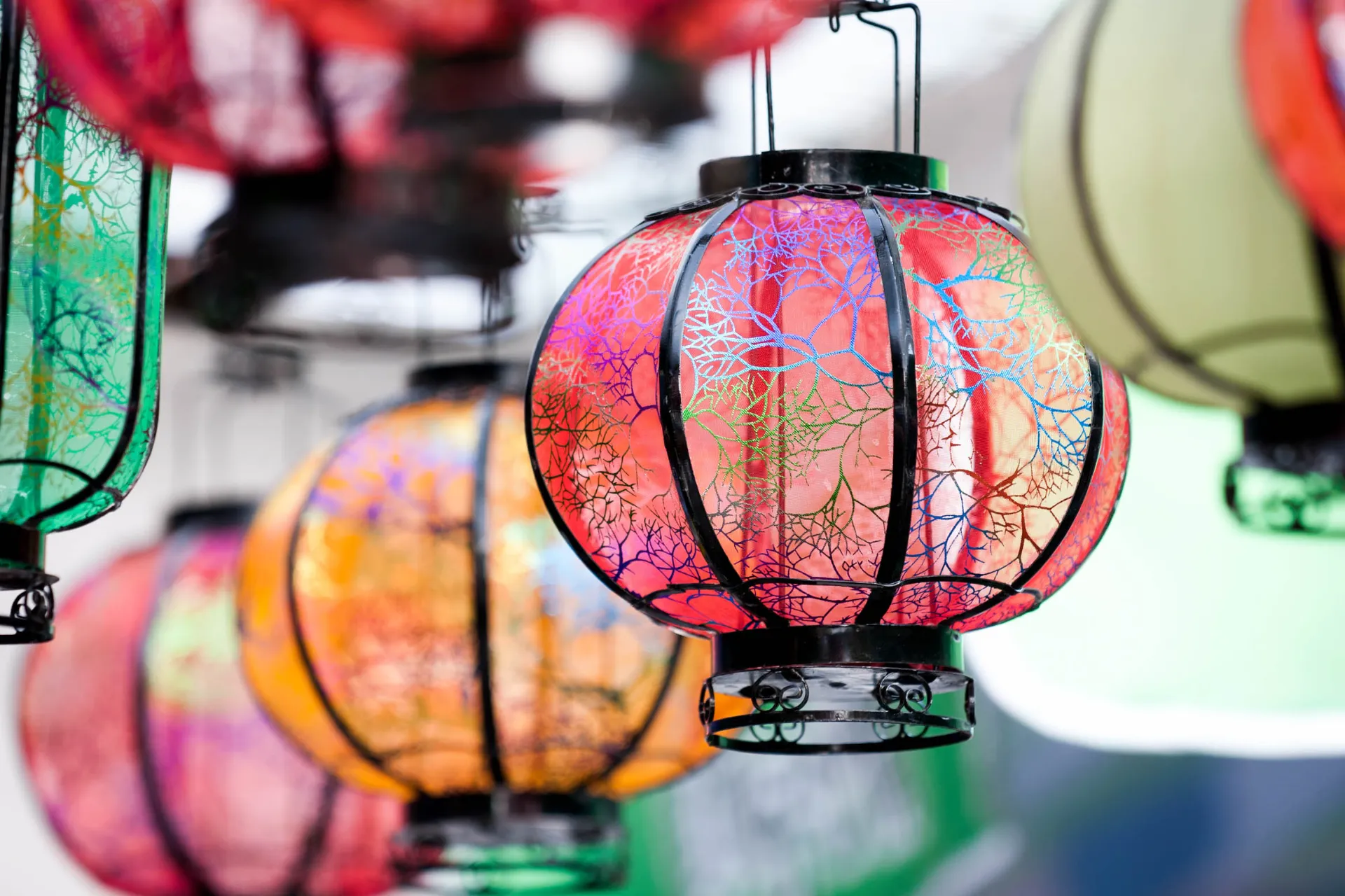 Fargerike lanterner som under Lanternefestivalen symboliserer håp, lys og lykke