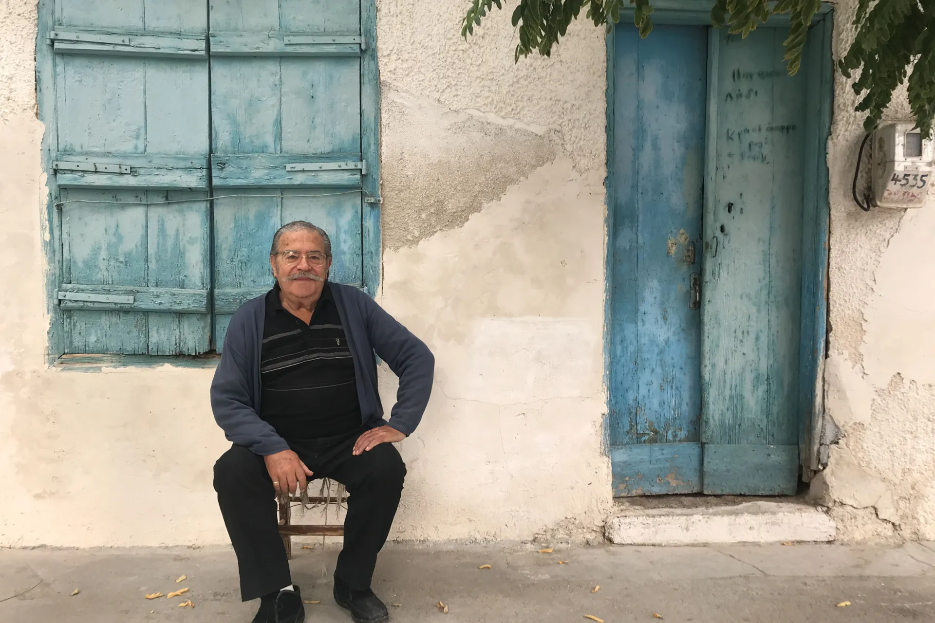 Eldre greker poserer foran huset sitt Eldre greker poserer foran huset sitt