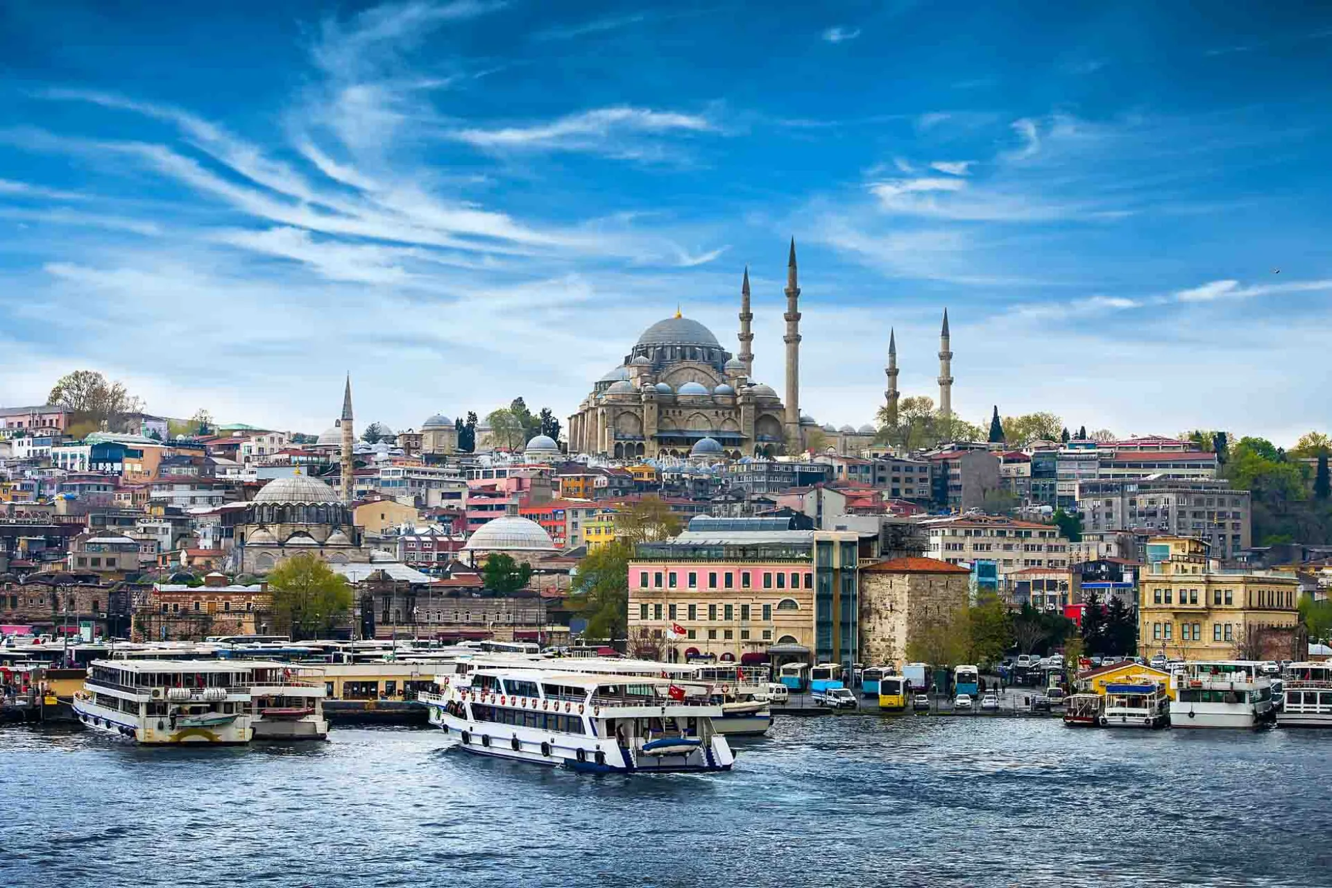 Utsikt over Istanbul med den imponerende Suleymaniye-moskeen i bakgrunnen og travle båter på Bosporos Utsikt over Istanbul med den imponerende Suleymaniye-moskeen i bakgrunnen og travle båter på Bosporos