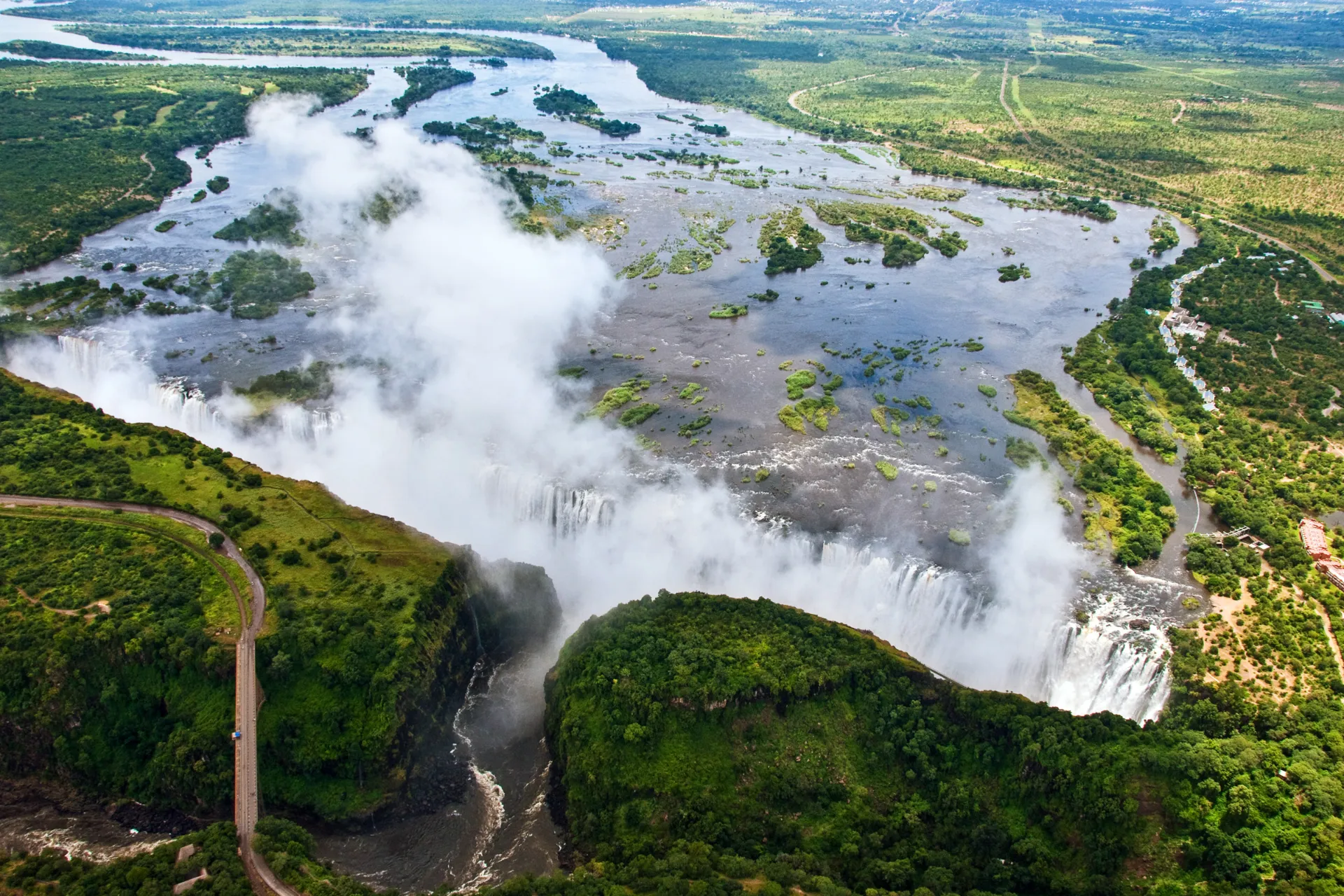 Victoriafallene er 1 708 meter bredt og 108 meter høyt