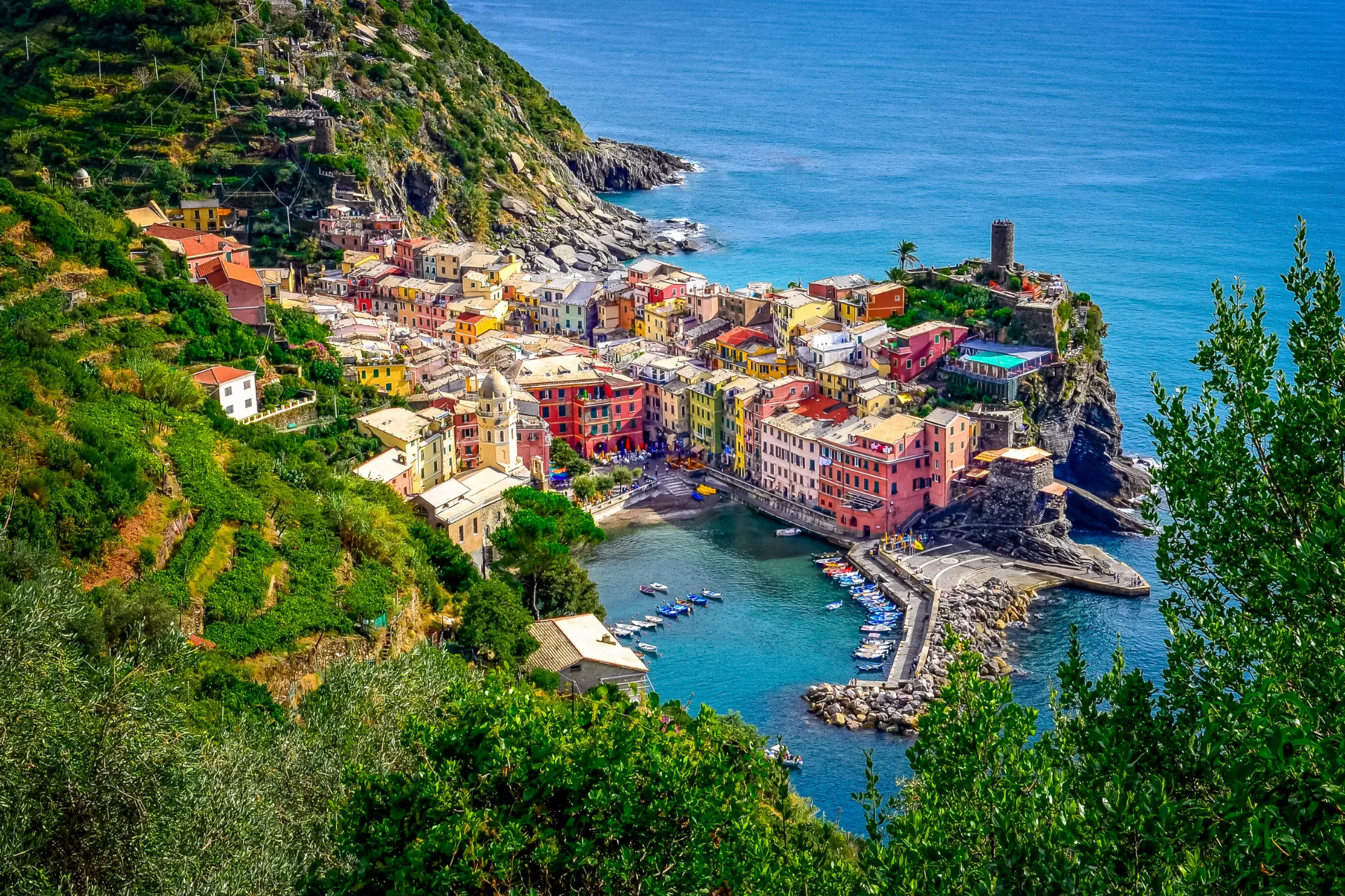 Utsikt over Vernazza med havn og fargerike hus