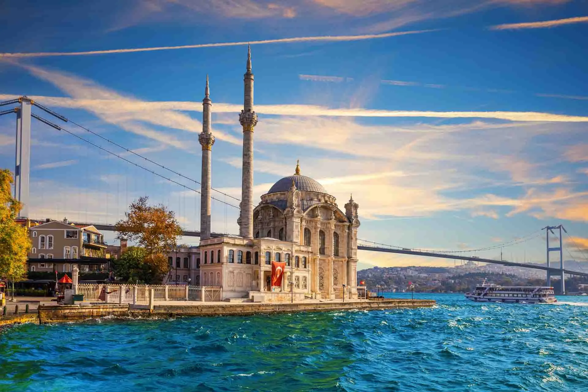 Ortaköy-moskeen ved Bosporos – et poetisk møte mellom barokk arkitektur og moderne broer i Istanbul