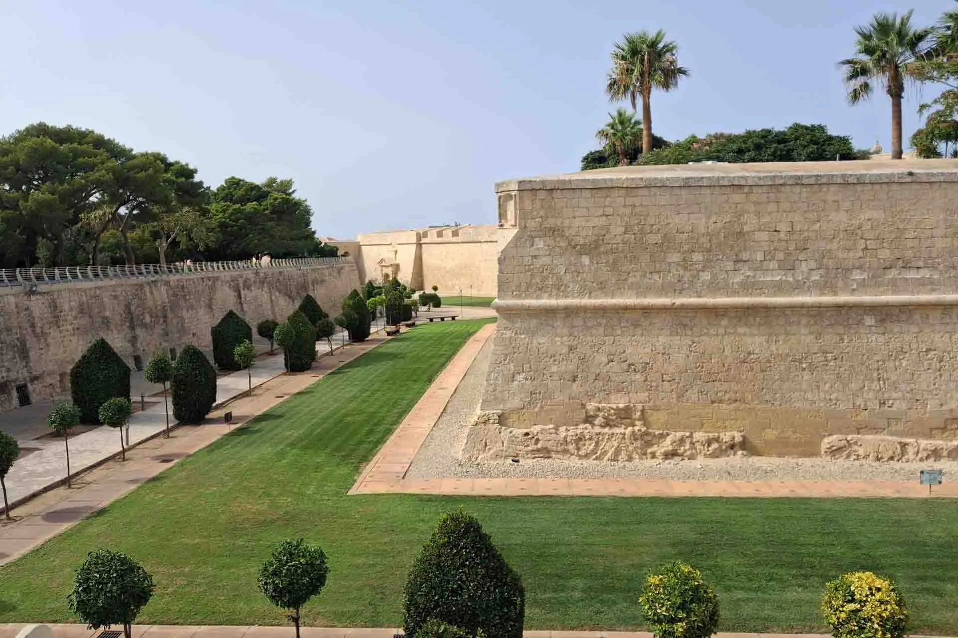 Bymuren og de velstelte hagene ved inngangen til Mdina, Maltas gamle hovedstad