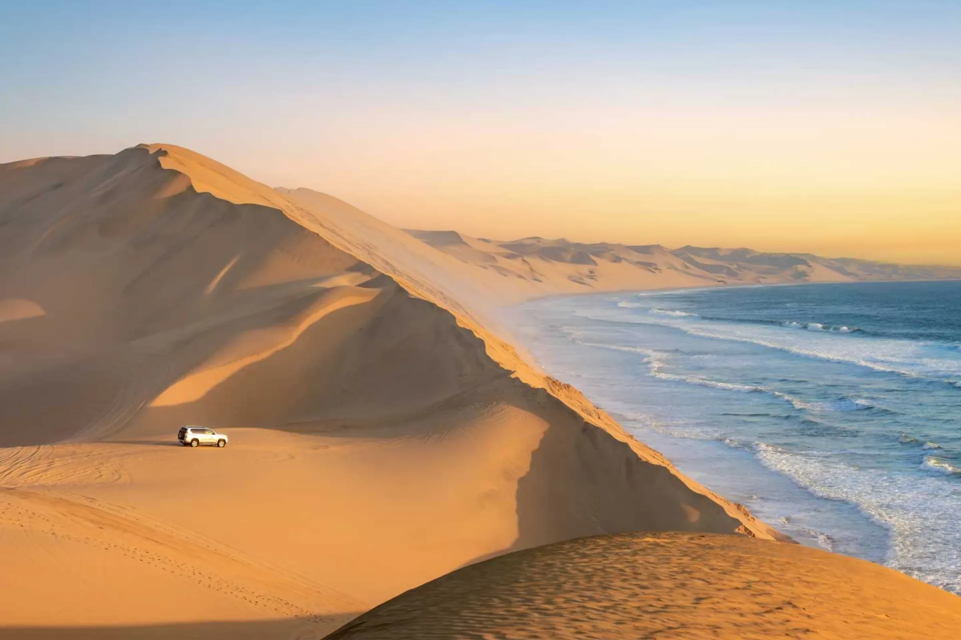 Sandwich Harbour i Namibia, der de høye sanddynene skråner rett ned i havet Sandwich Harbour i Namibia, der de høye sanddynene skråner rett ned i havet