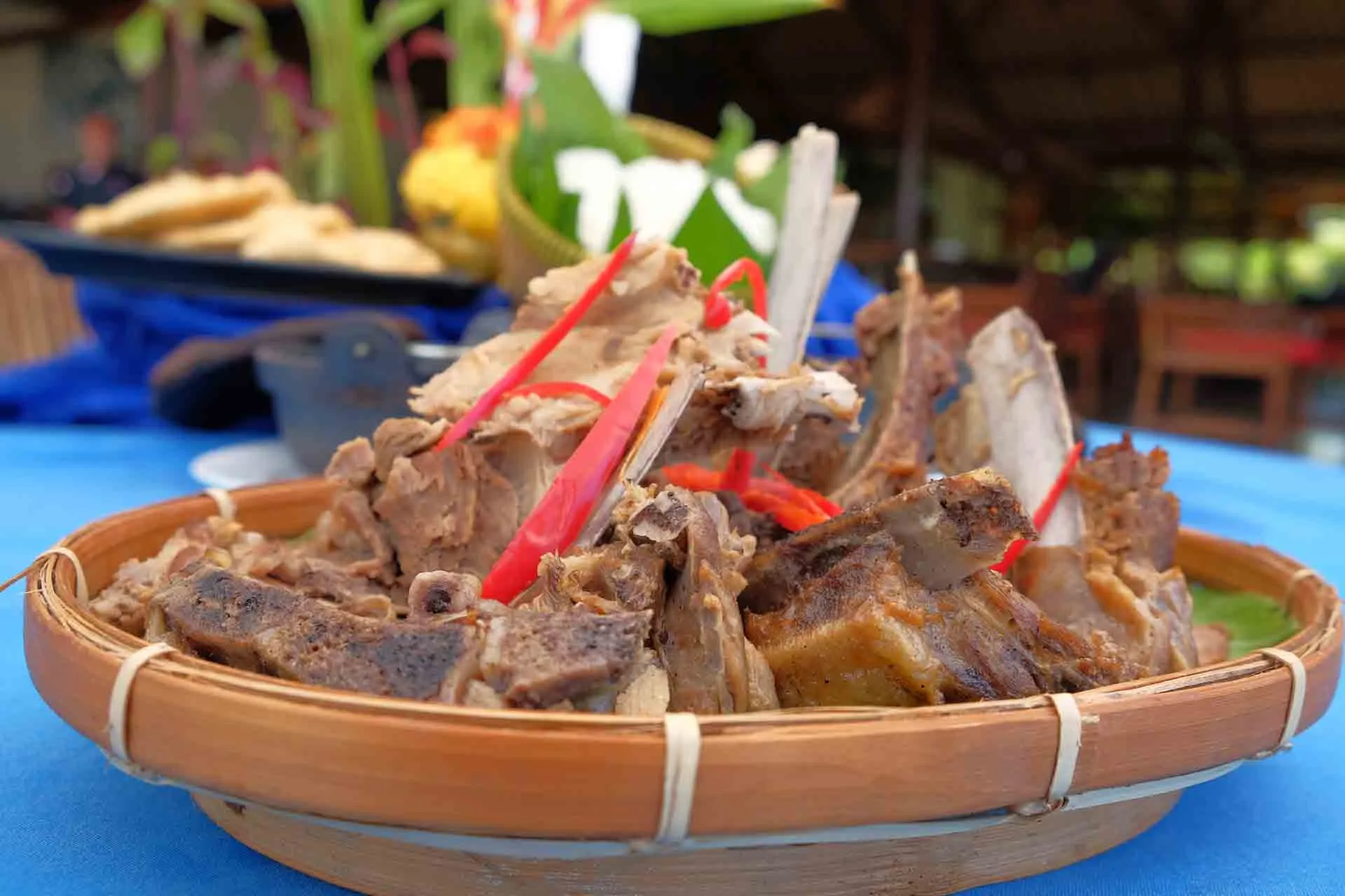 Khorkhog – tradisjonell mongolsk rett med lam tilberedt med varme steiner Khorkhog – tradisjonell mongolsk rett med lam tilberedt med varme steiner