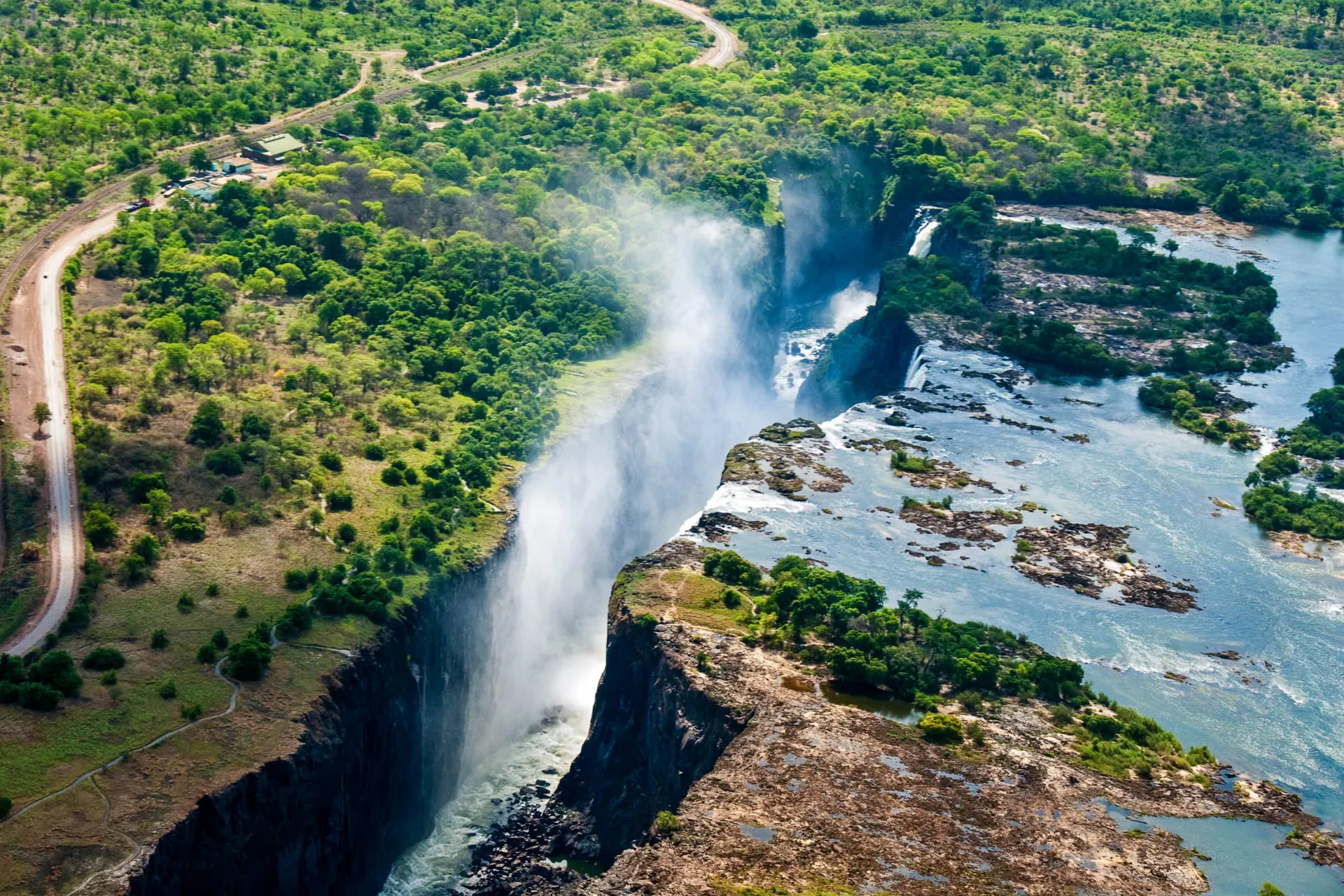 Det faller i gjennomsnitt ca. 1,1 millioner liter vann i sekundet Det faller i gjennomsnitt ca. 1,1 millioner liter vann i sekundet
