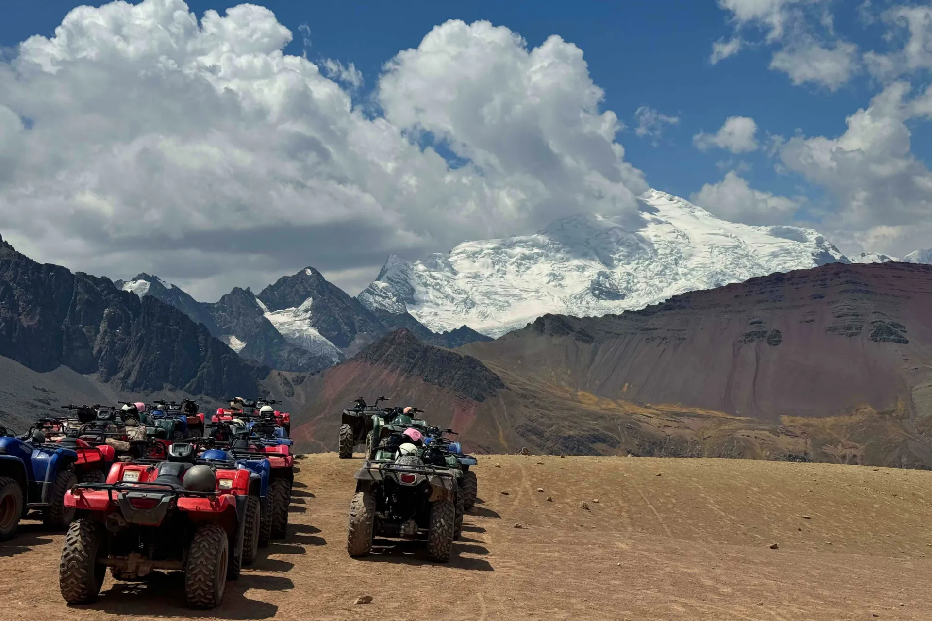 Eventyr i Andes – klar for ATV-tur med utsikt til de snødekte fjellene i Peru