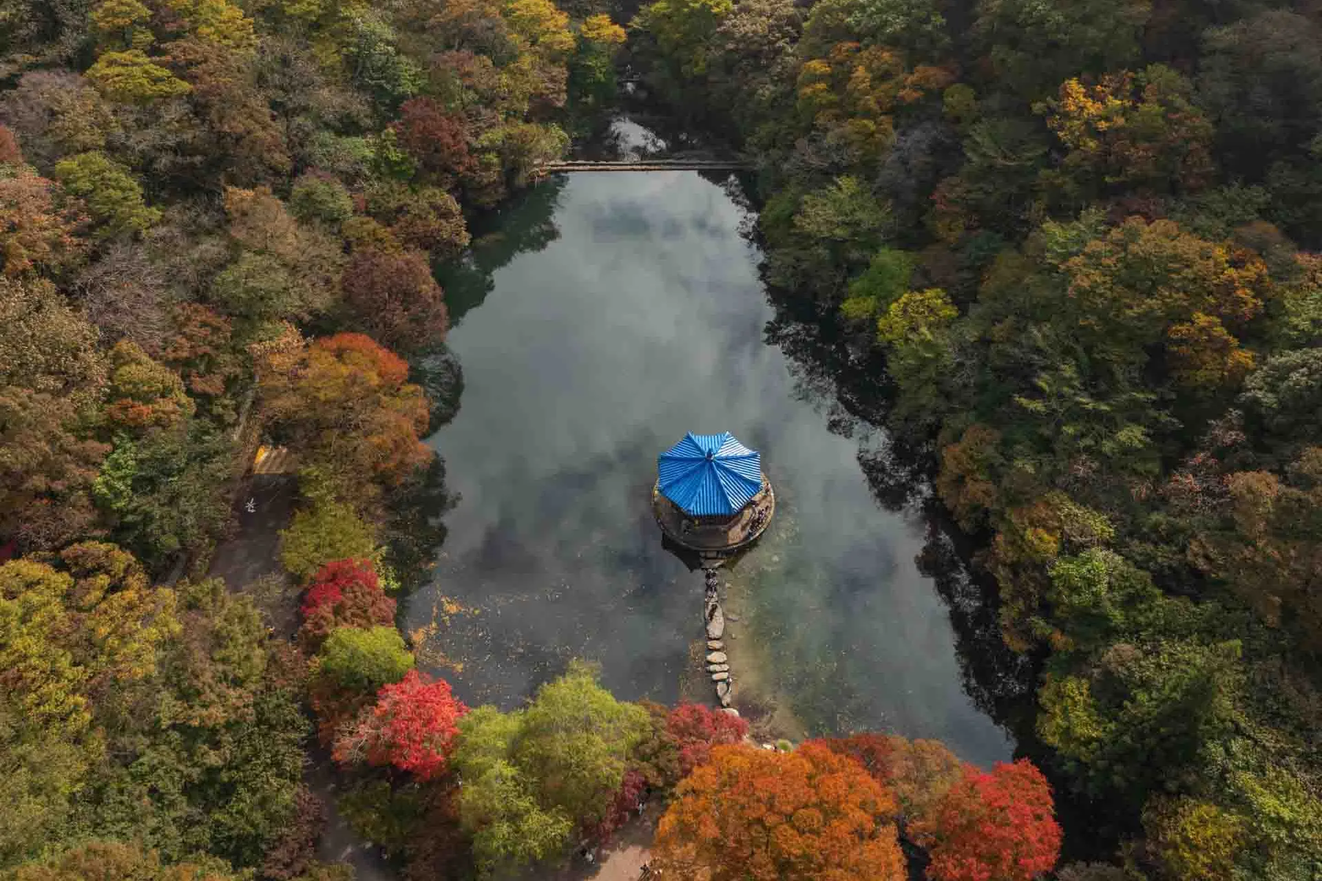 Uhwajeong-paviljongen ved den stille innsjøen i Naejangsan nasjonalpark Uhwajeong-paviljongen ved den stille innsjøen i Naejangsan nasjonalpark