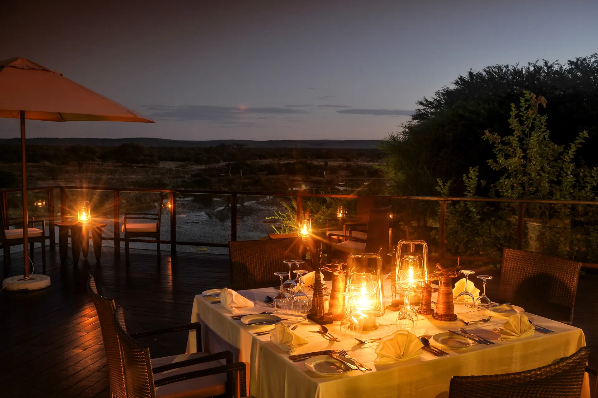 Klar til middag på terrassen ved Tau Game Lodge Klar til middag på terrassen ved Tau Game Lodge