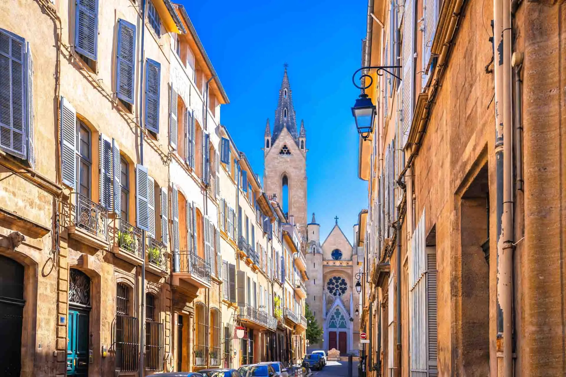 Gatebilde med Saint-Sauveur-katedralen i Aix-en-Provence