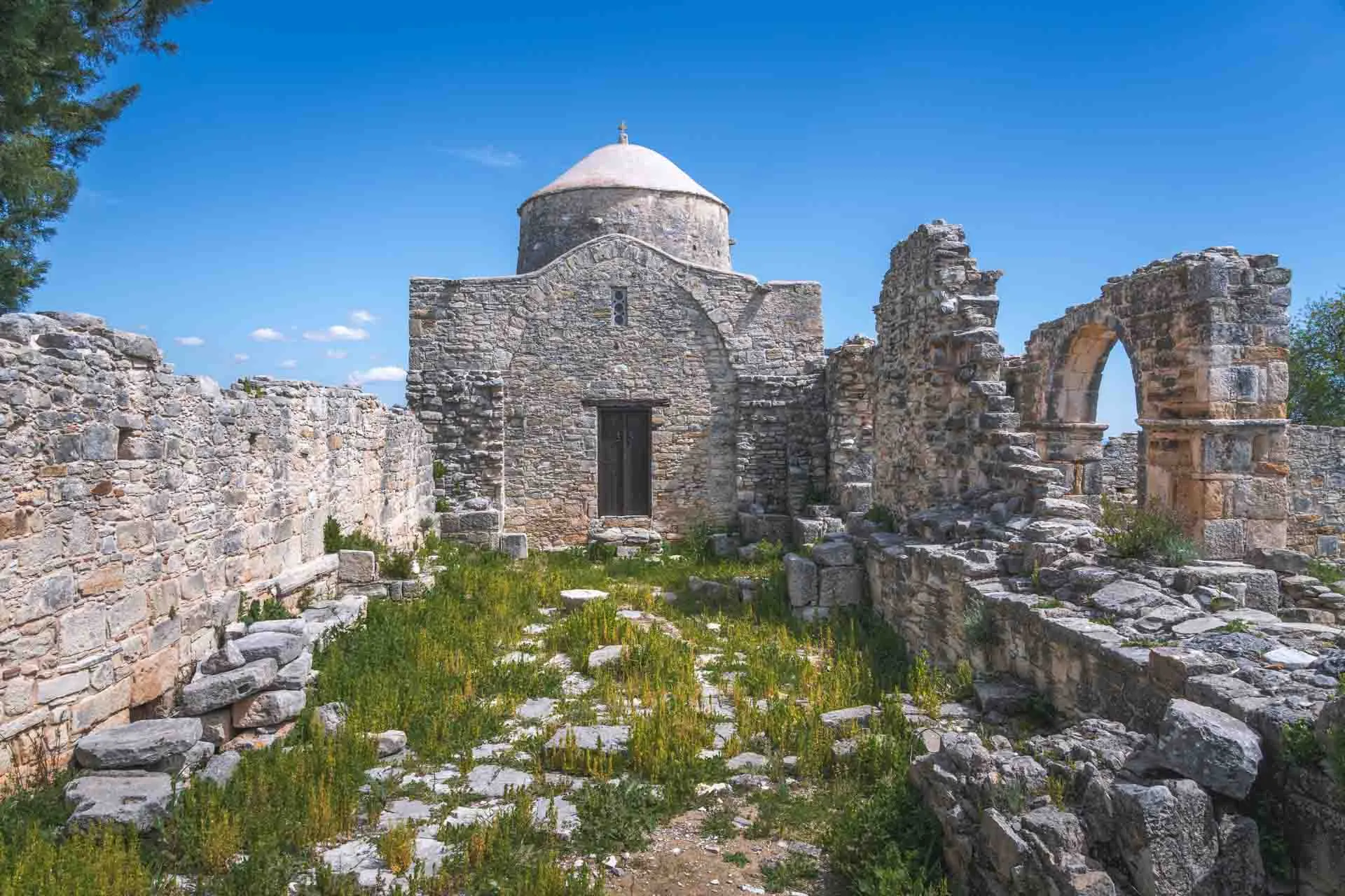 Ruinene av Panagia tou Sinti-klosteret, et av de mest betydningsfulle, men også mest avsidesliggende klostrene på Kypros