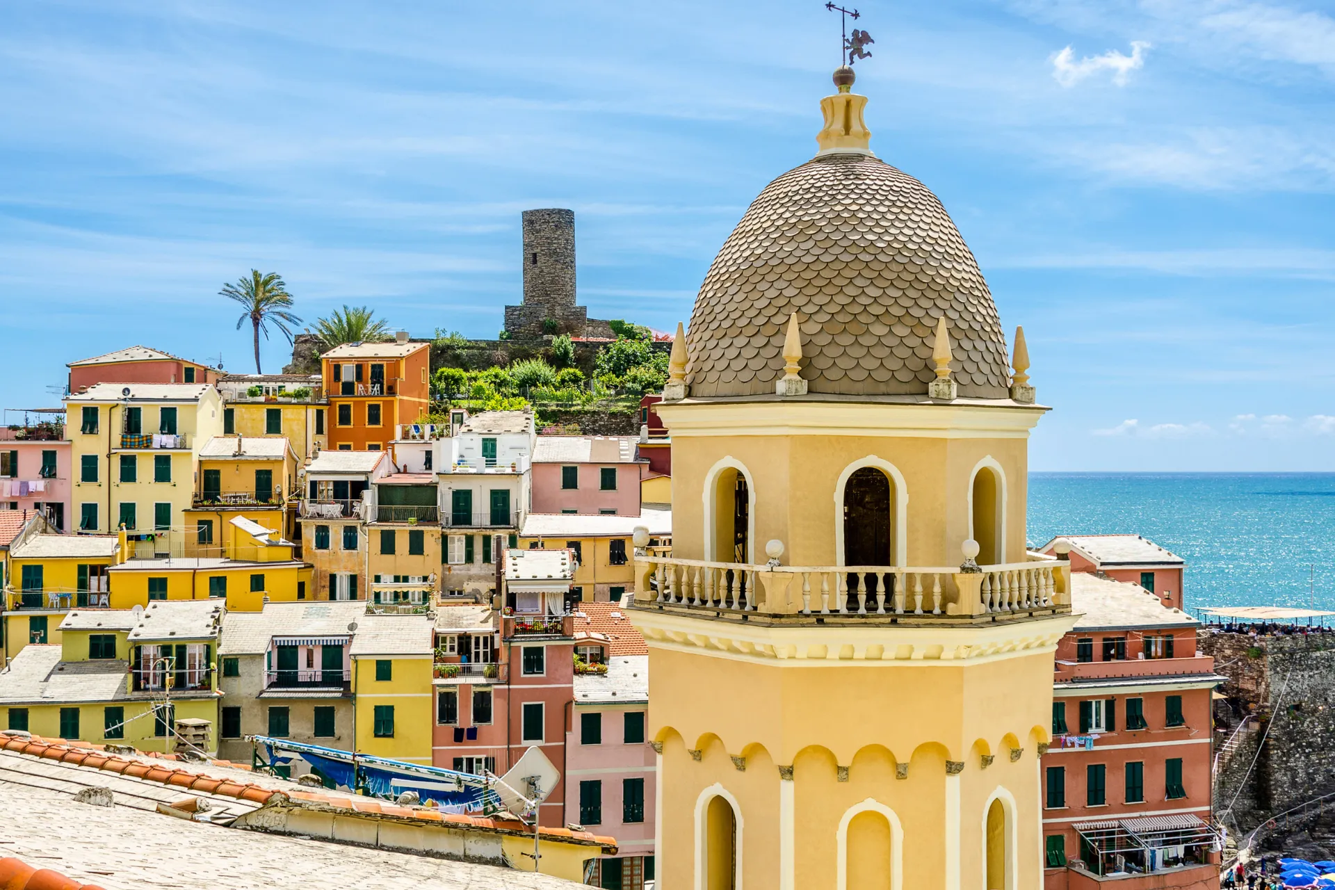 Kirketårn i Vernazza med fargerike hus og havutsikt