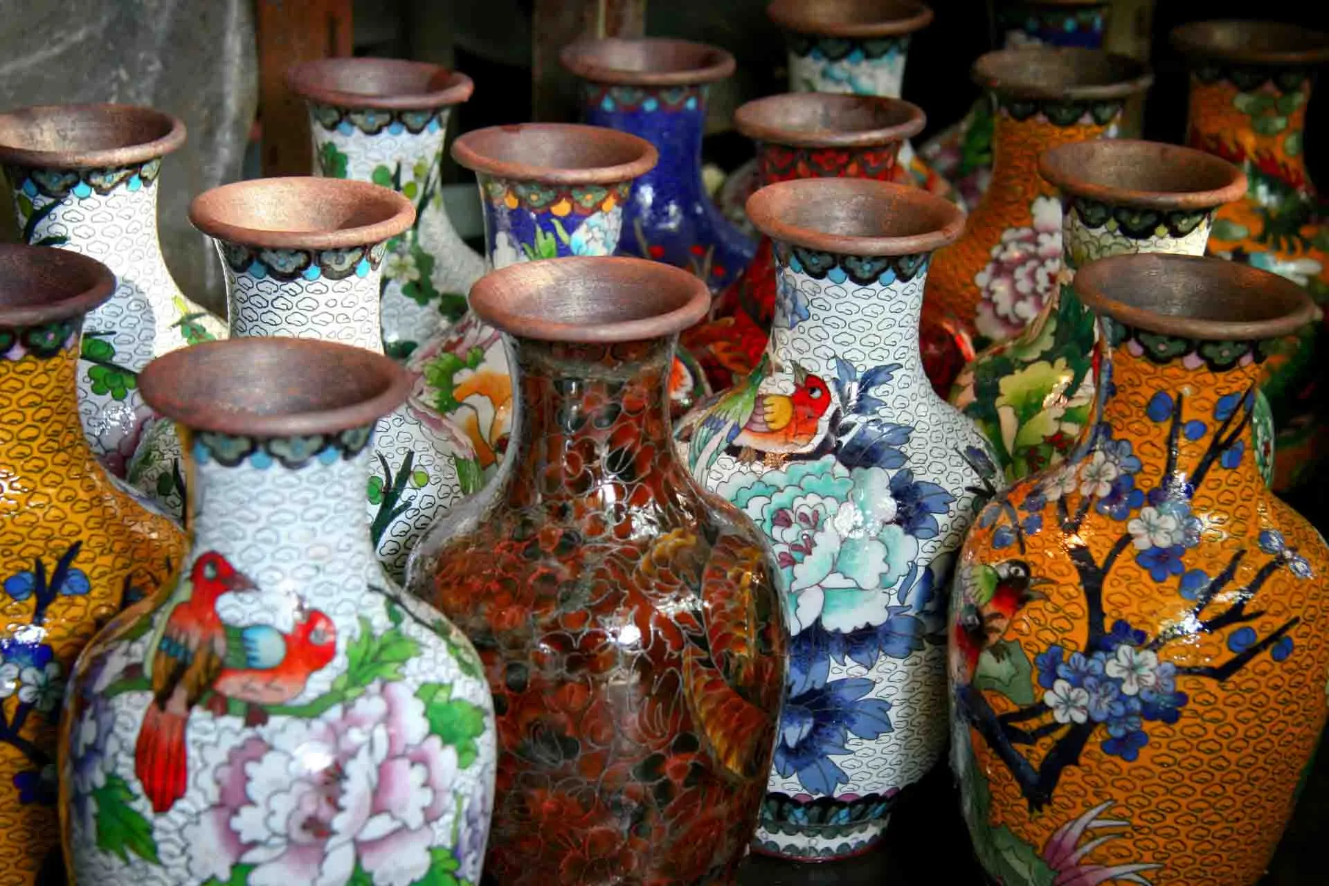 Kinesiske cloisonné-vaser – tradisjonelt håndverk med metalltråder og farget emalje Kinesiske cloisonné-vaser – tradisjonelt håndverk med metalltråder og farget emalje