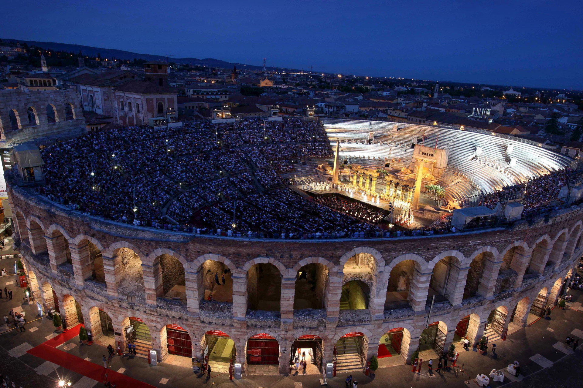Et fullt amfiteater i Verona
