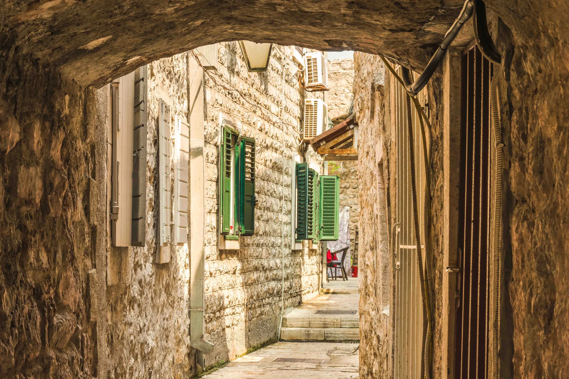 Scenebilde fra gamlebyen i Budva