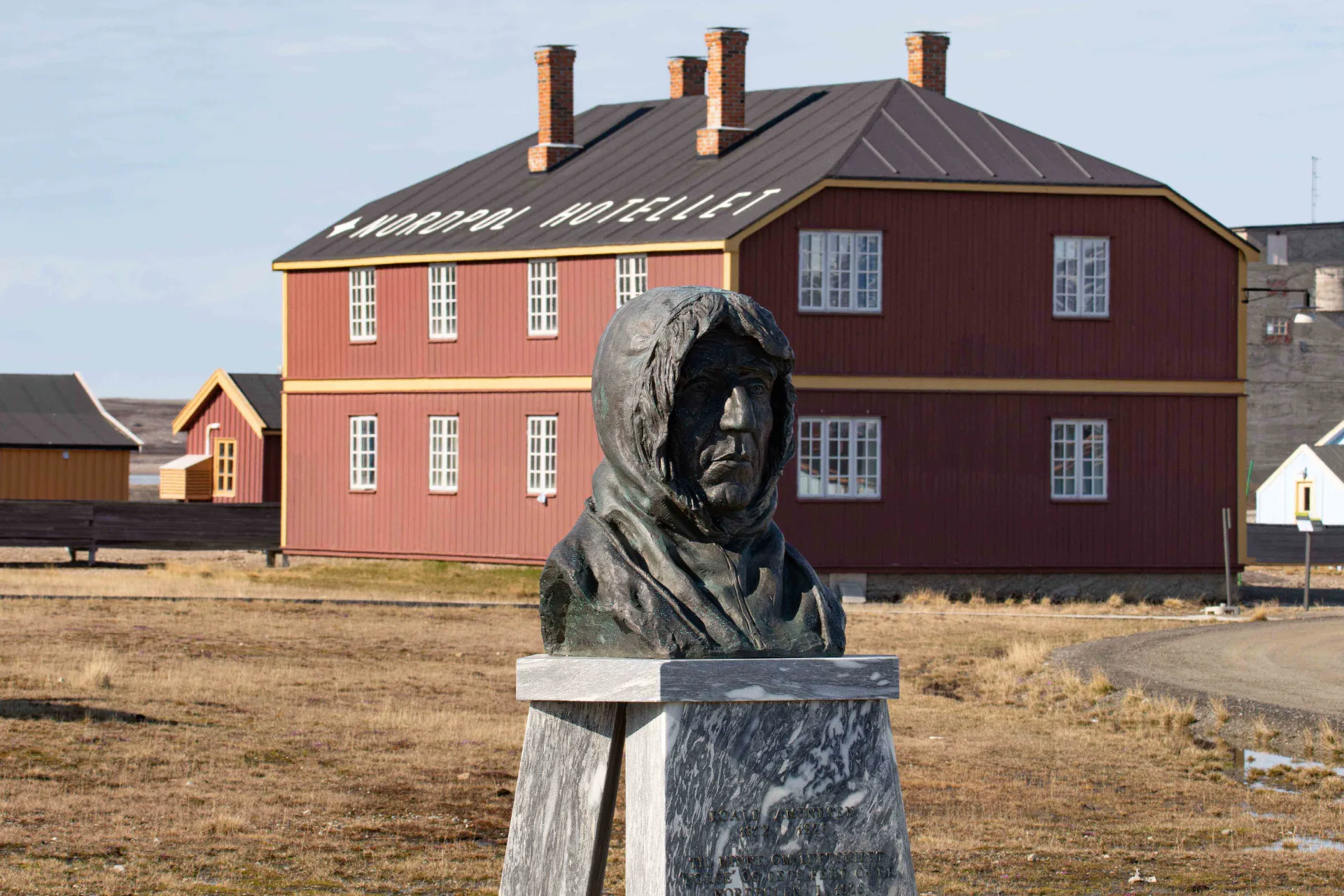 Byste i Ny-Ålesund av polarforskeren Roald Amundsen Byste i Ny-Ålesund av polarforskeren Roald Amundsen