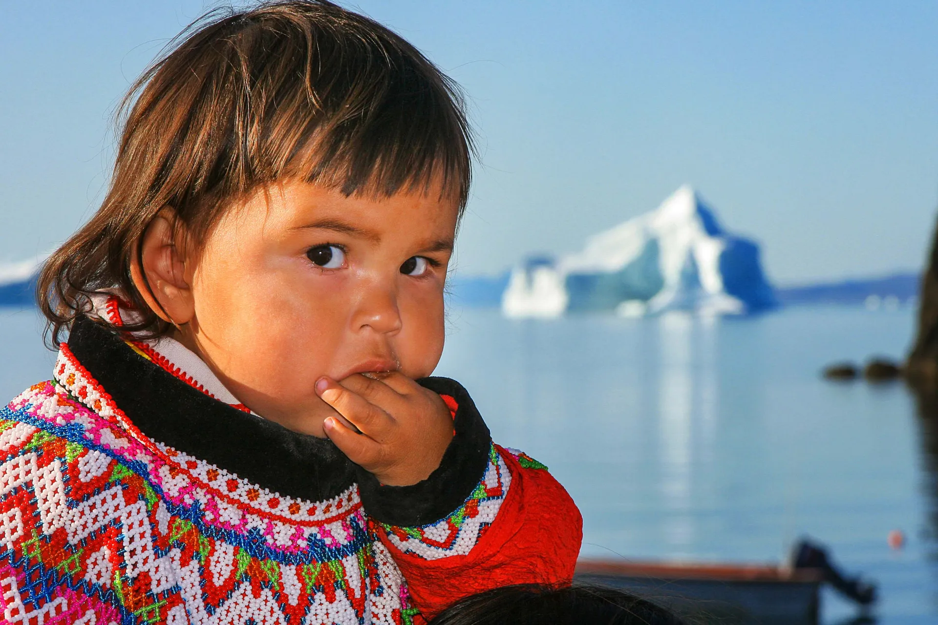 Lita jente i nasjonaldrakt Lita jente i nasjonaldrakt