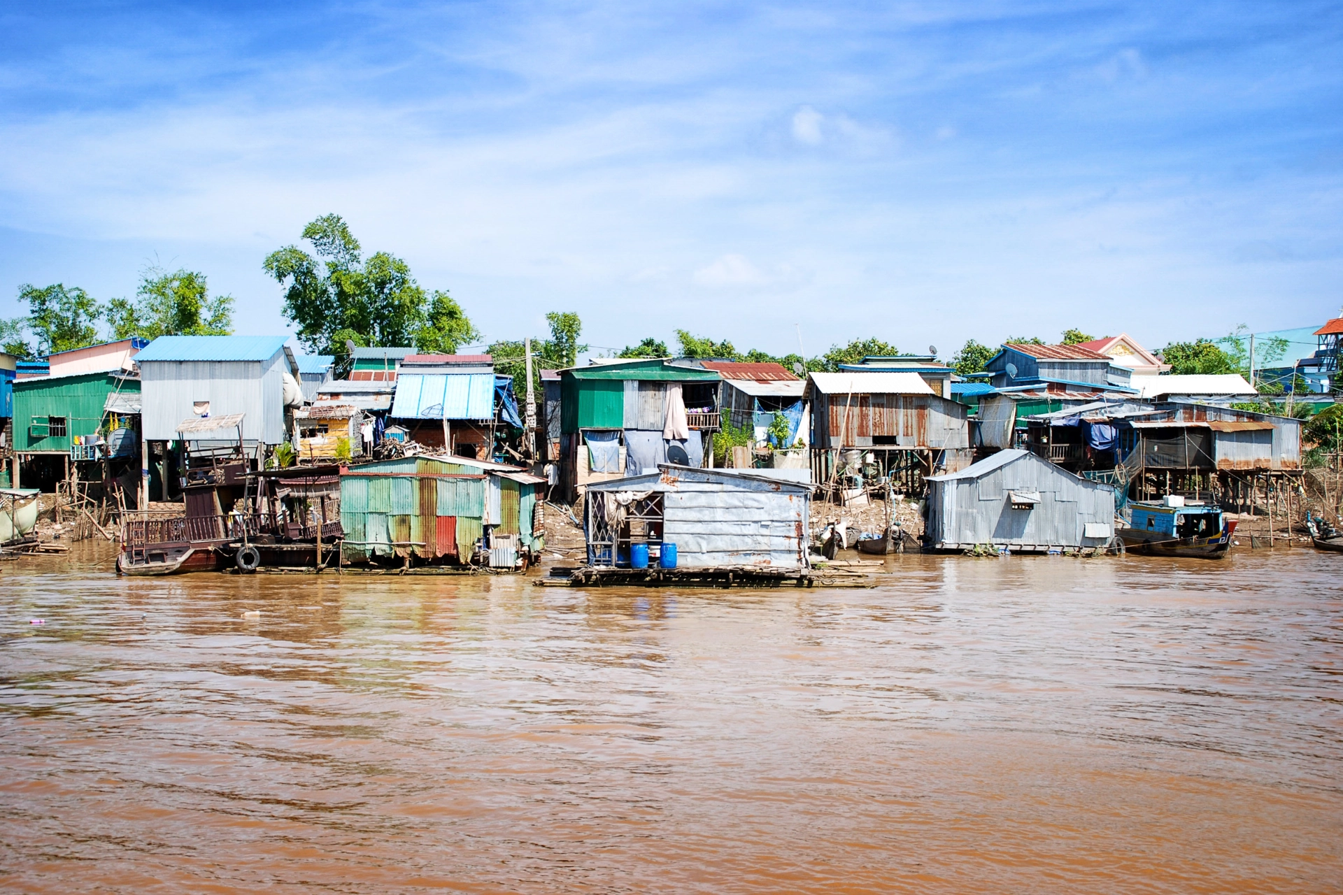 Flytende hus i Mekongelva ved Phnom Penh