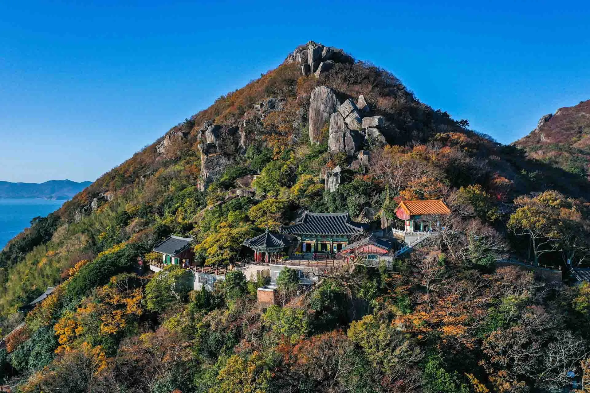 Hyangiram-tempelet i Jeollanam – et klippetempel med storslått havutsikt, kjent som et pilgrimssted Hyangiram-tempelet i Jeollanam – et klippetempel med storslått havutsikt, kjent som et pilgrimssted