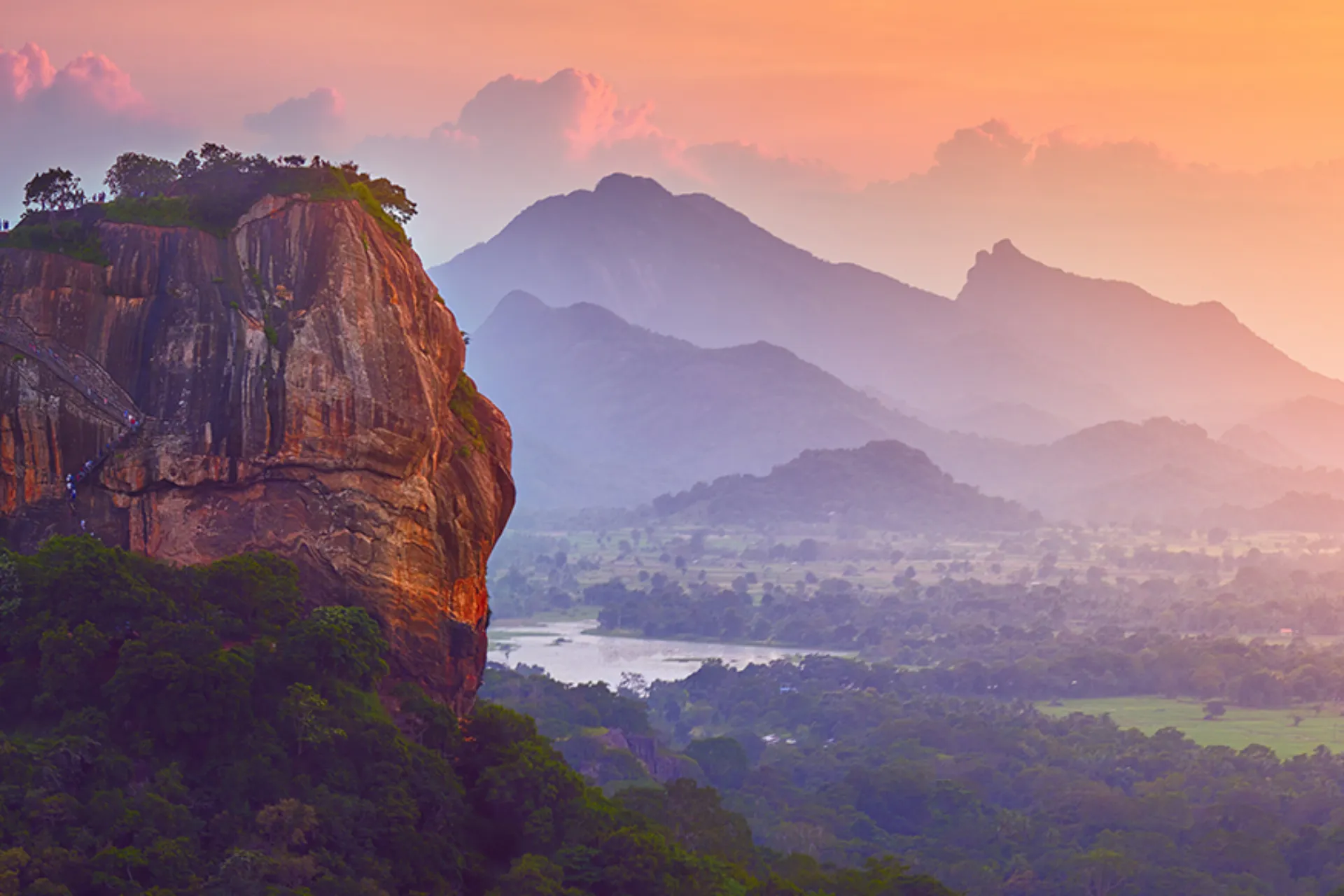 Sigiriya ("Løveklippen") ved soloppgang