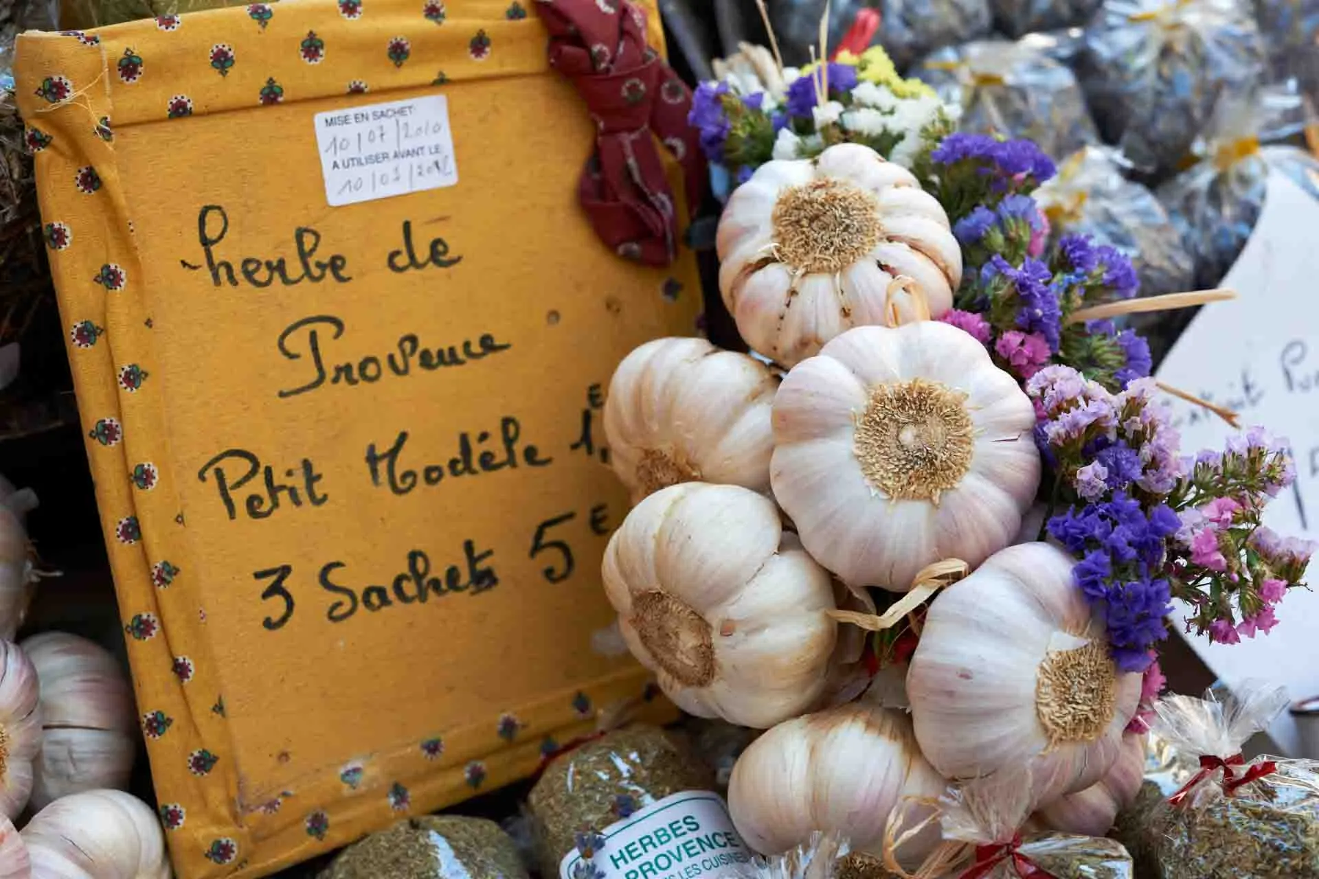 Marked med hvitløk og krydderier